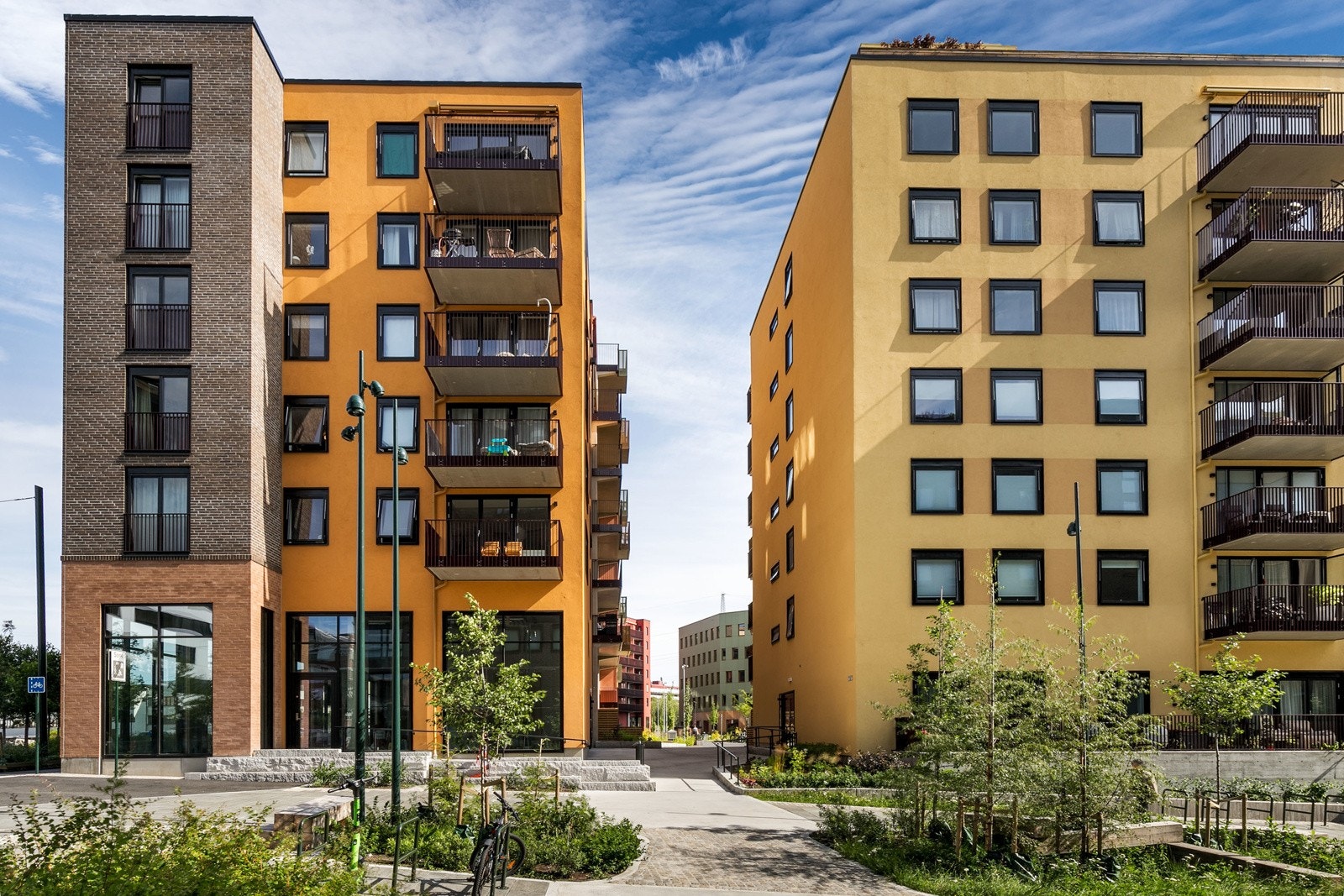 Fasadene i Ulvenplassen har varme gyldne høsttoner. Galleribilde