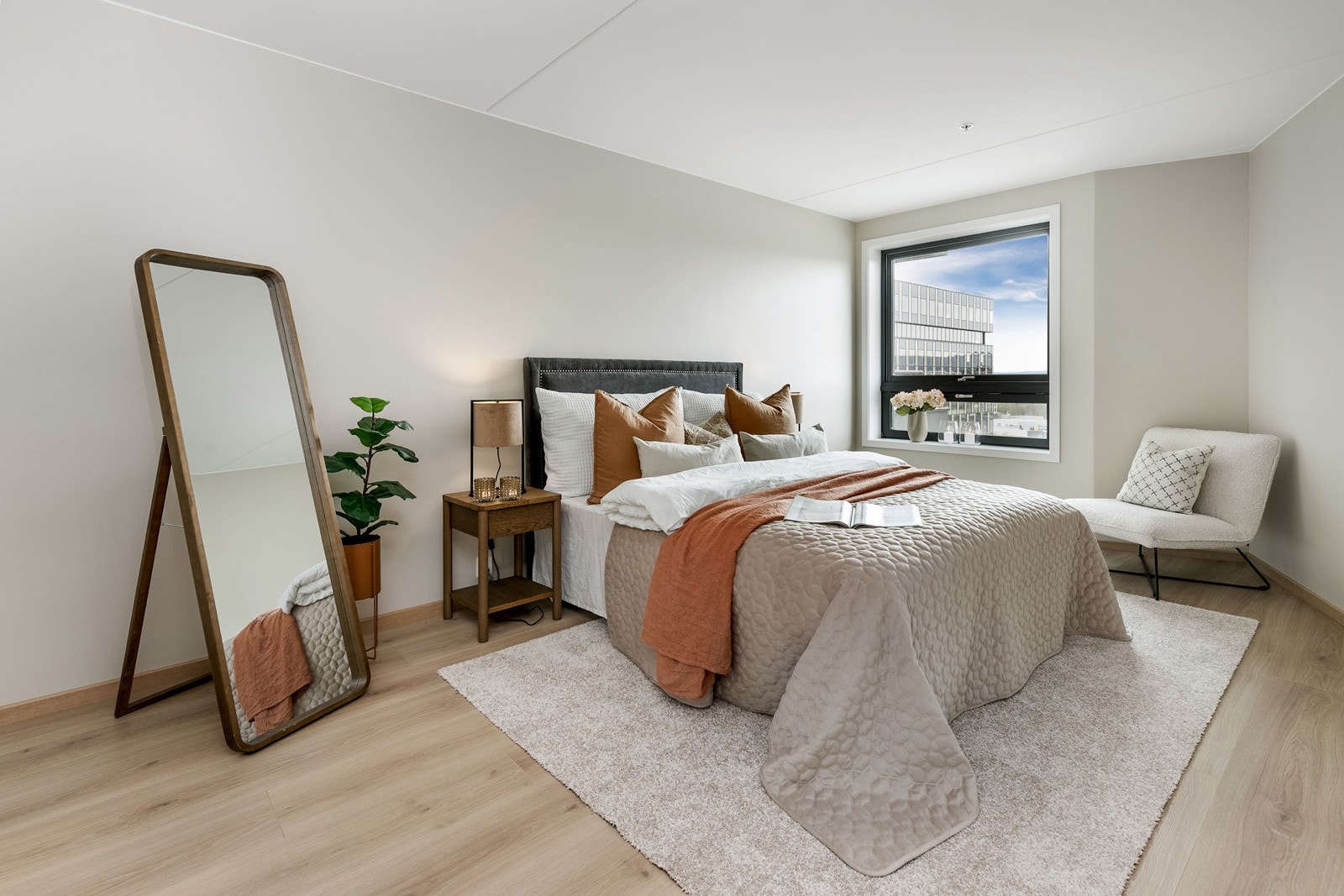 Romslig hovedsoverom med direkte inngang til bod/garderobe/walk-in. Galleribilde