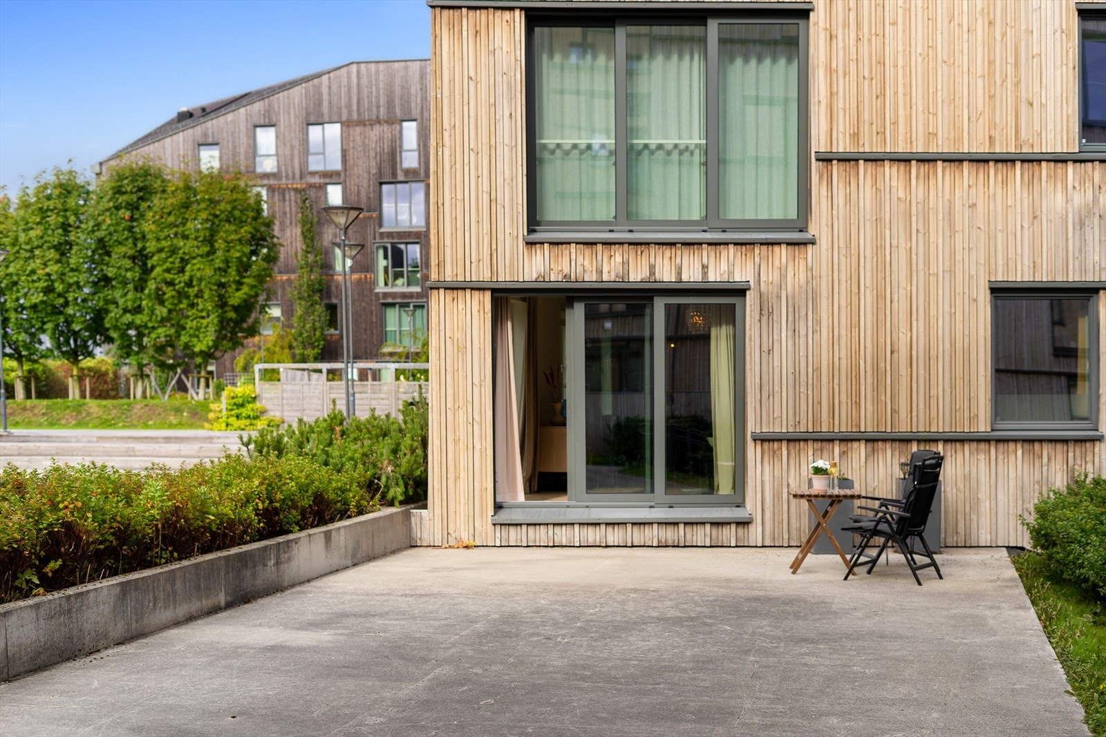 - Boligen har direkte tilgang til en romslig felles uteplass - Galleribilde