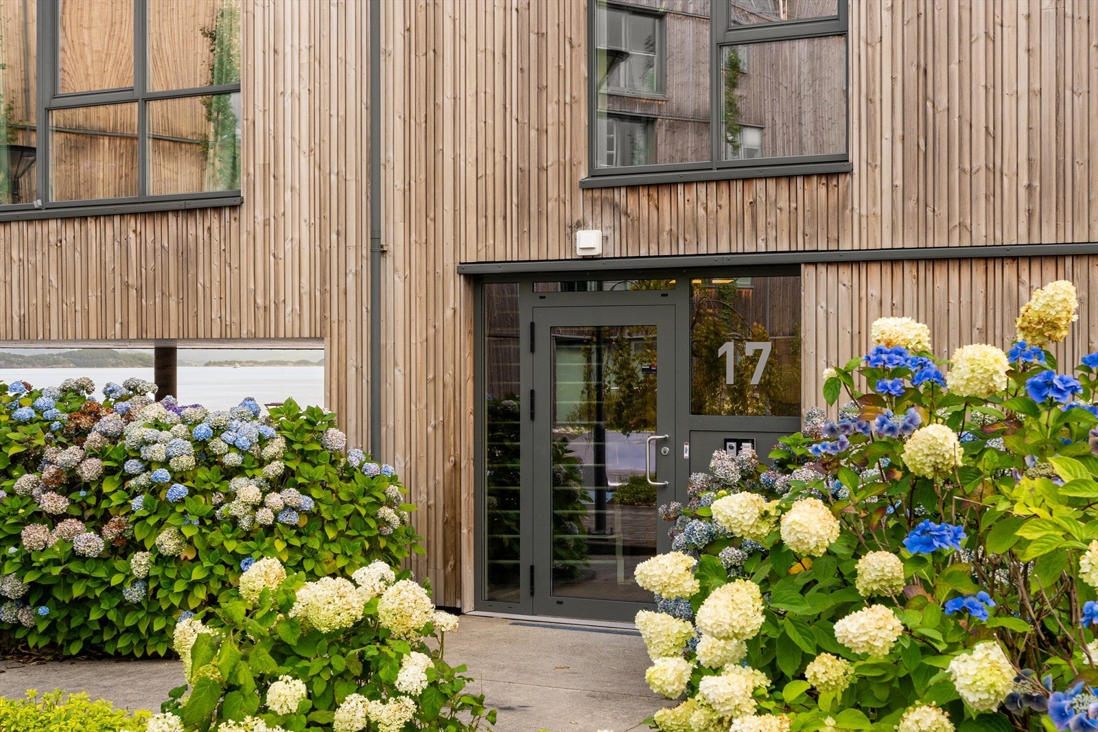 - Representativt inngangsparti omkranset av frodig beplantning - Galleribilde