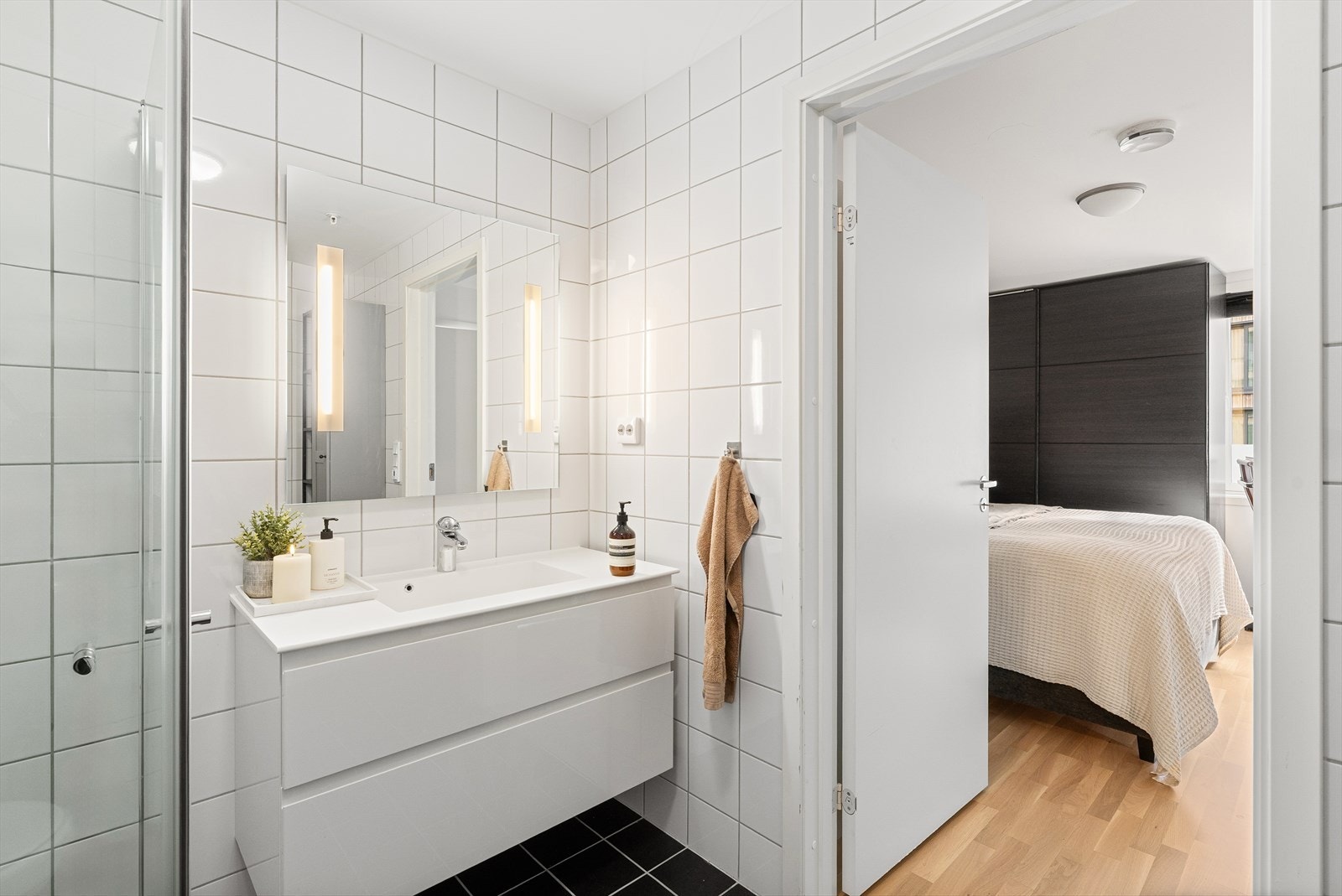 - Badet er videre innredet med vegghengt servantskap og speil med integrert belysning - Galleribilde