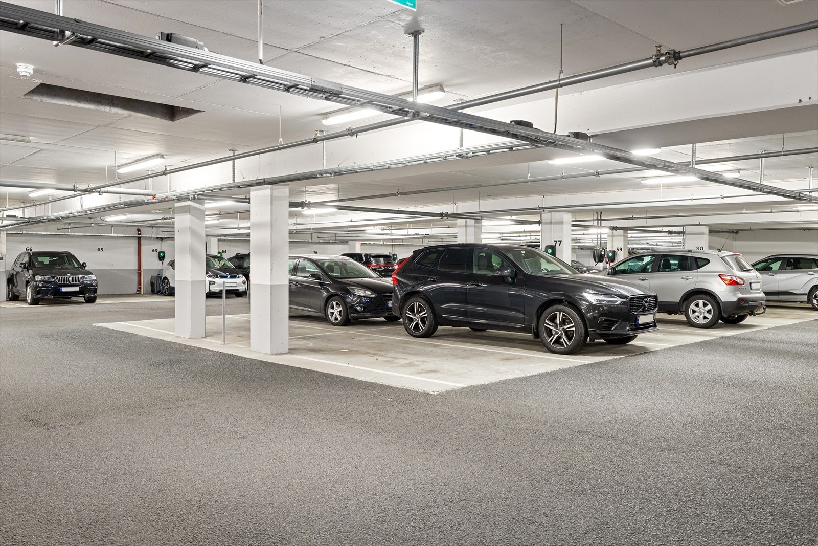 - Fast parkeringsplass i et lyst og oversiktlig, lukket garasjeanlegg - Galleribilde