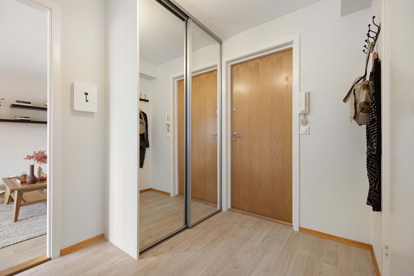 Entré med garderobeskap - Velkommen til visning! Galleribilde