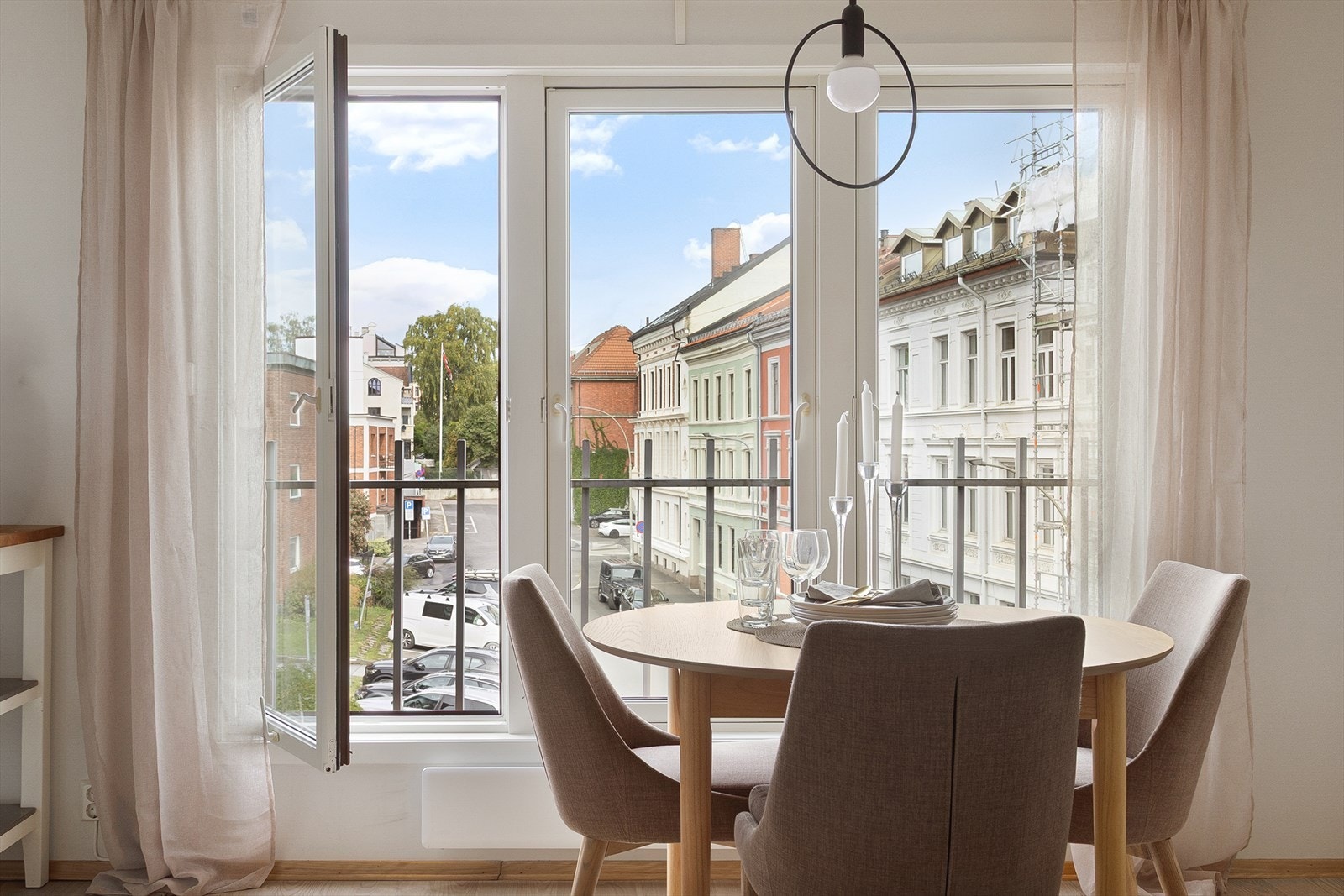 Velkommen til Briskebyveien 74 presentert av Peter Björklund og Anders Myren Røste (Foto: Bente Elvebredd v/ Eiendomsfoto AS) Galleribilde