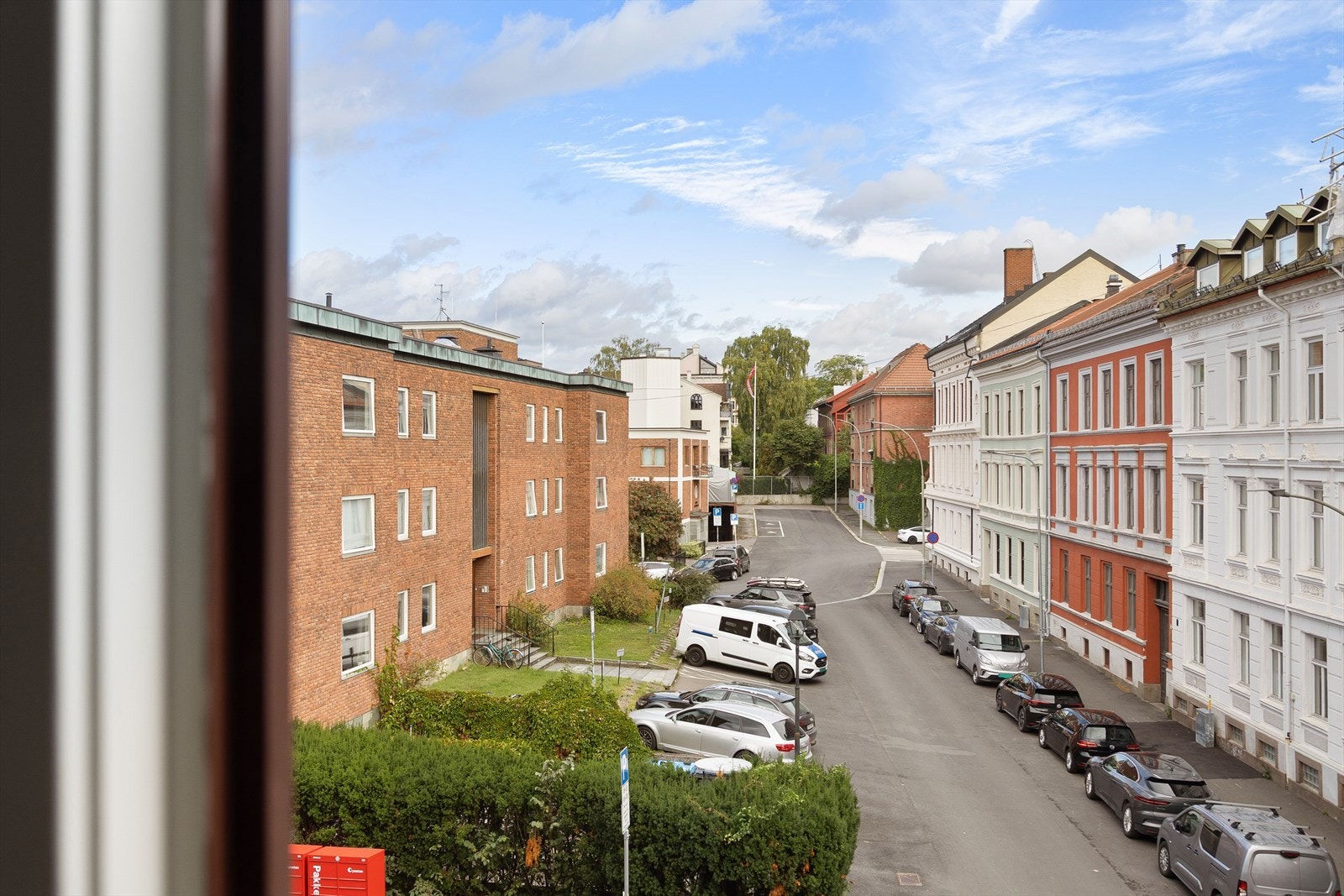 Leiligheten har store vindusflater med vinduer fra 2013 Galleribilde