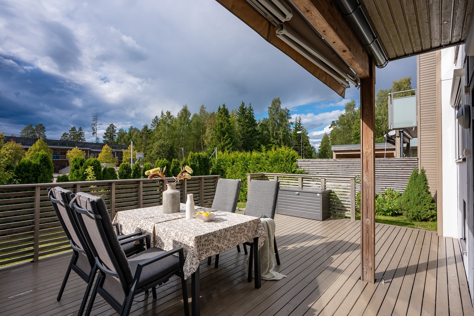 Terrassen på 31 kvm ligger vestvendt med gode solforhold og markise for skjerming. Galleribilde