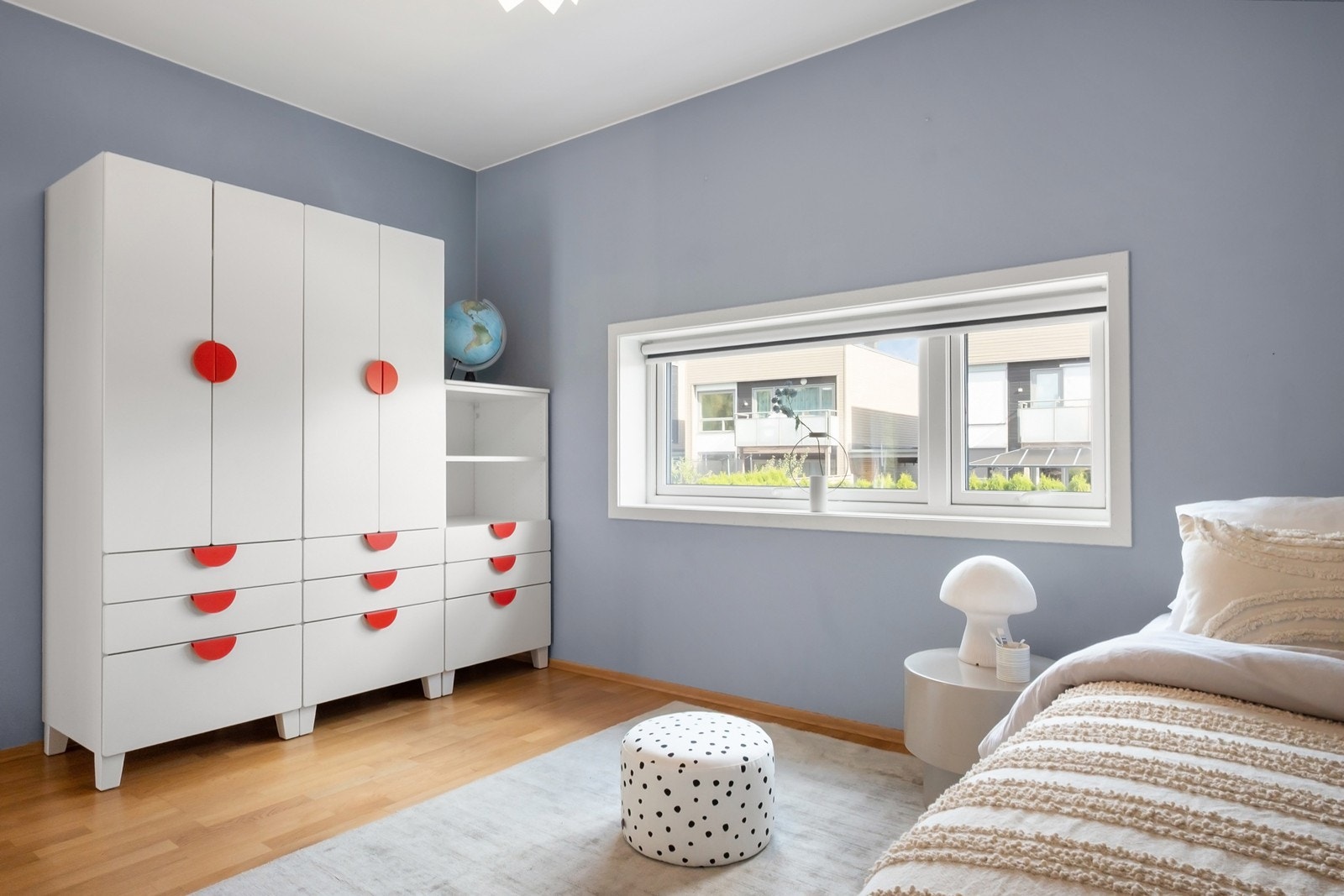 Samtlige soverom har store vinduer for naturlig lys. Galleribilde