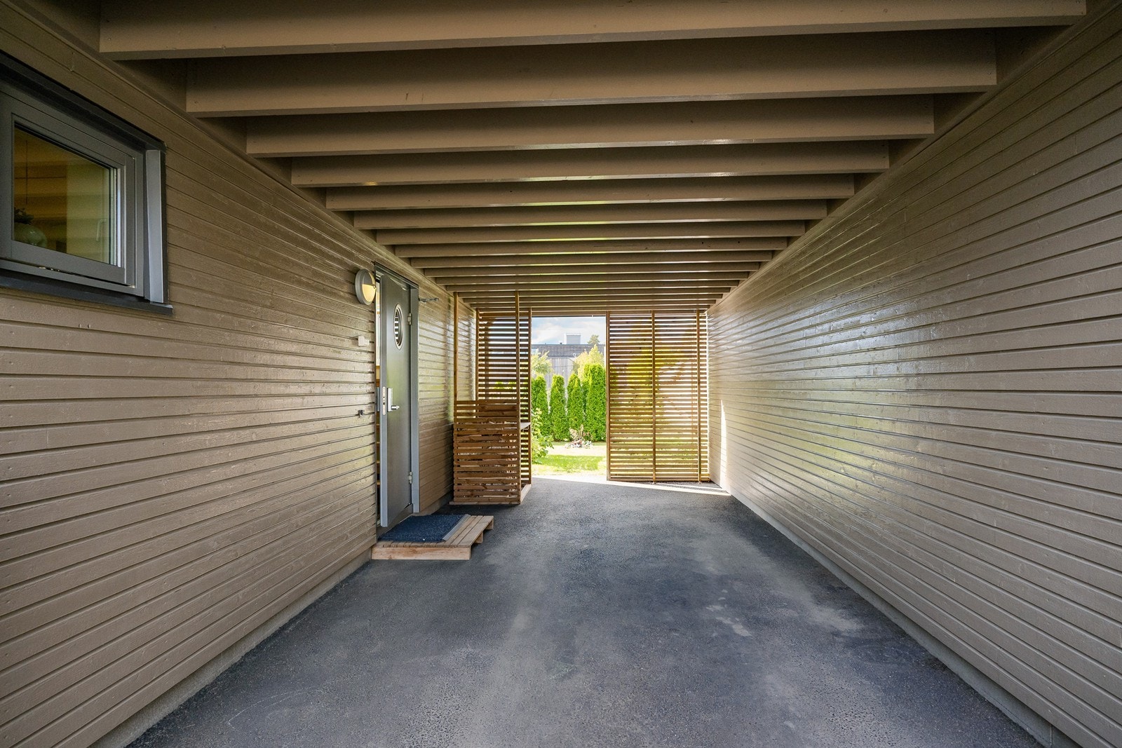 Boligen har enkel og tørr adkomst med inngangsparti i asfaltert carport med gjennomgang til hage. Galleribilde