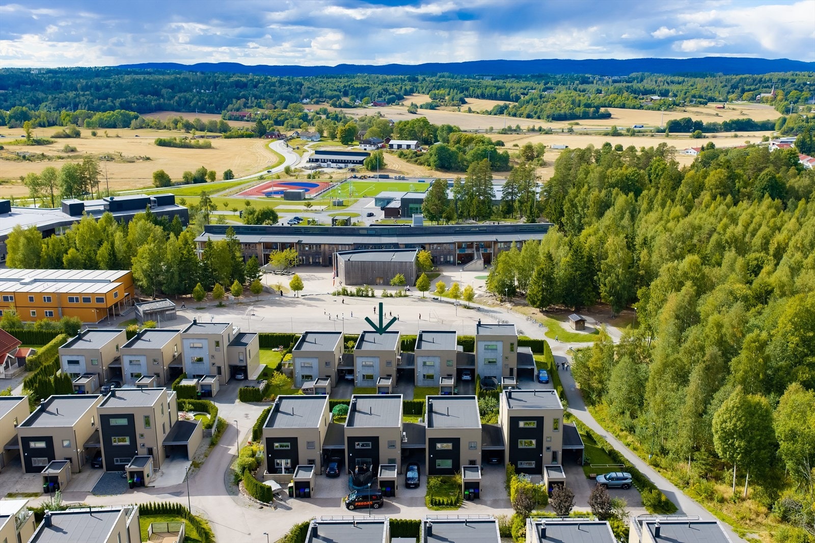 Eneboligen ligger i et attraktivt og barnevennlig område med skolegård rett utenfor hekken og kort gange til idrettsanlegg og togstasjon. Galleribilde