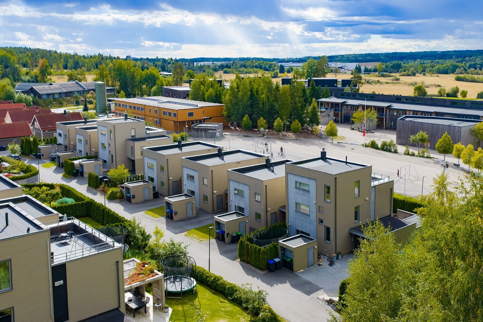 Funkis-inspirert enebolig i kjede tilrettelagt for familielivet inne og ute. Utvendig bod på 5 kvm står på gårdsplass. Galleribilde