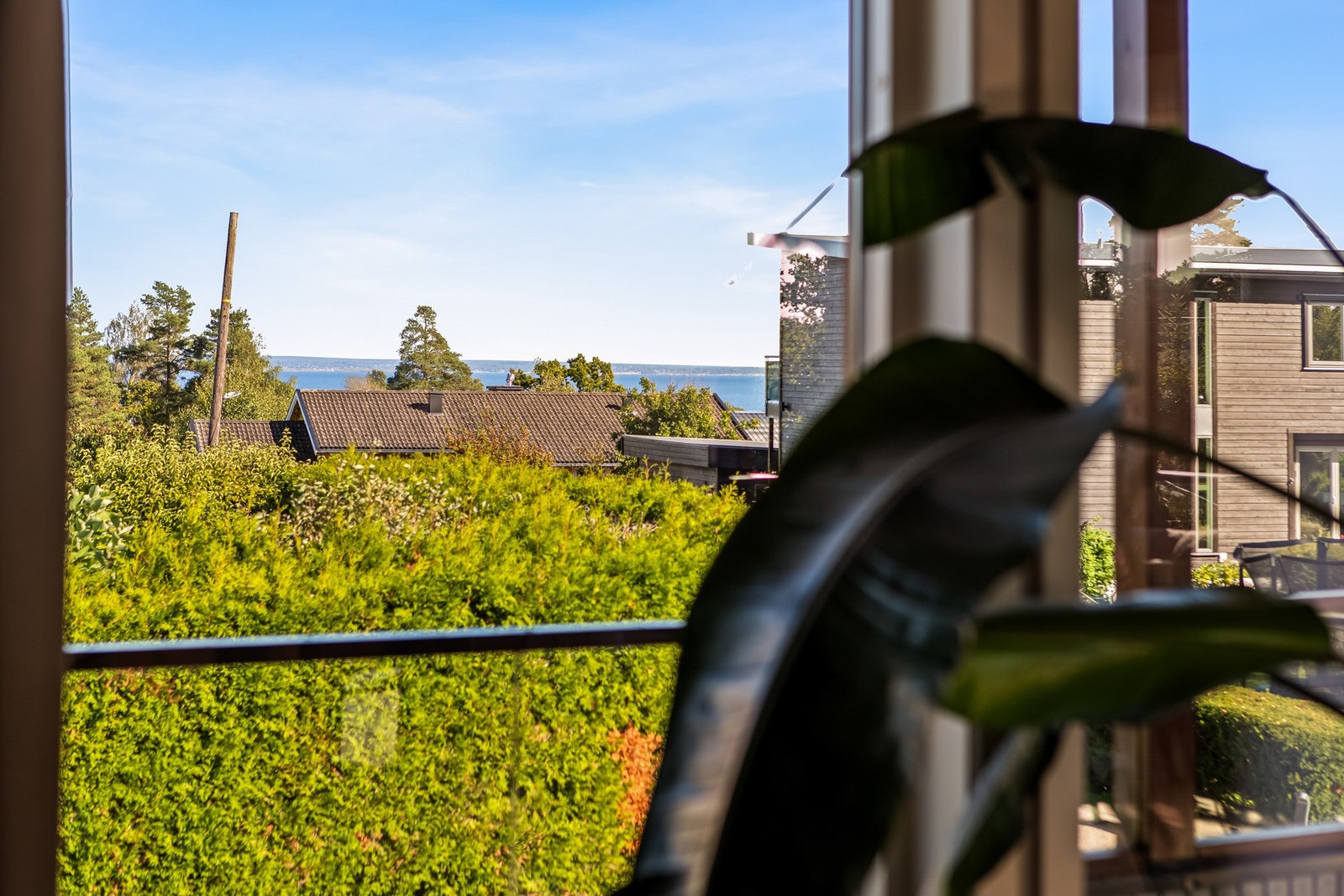 Fra stuen er det nydelig utsikt mot sjøen. Galleribilde