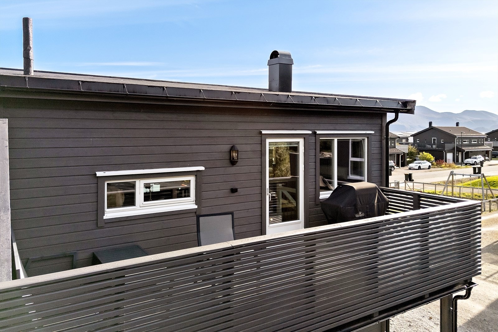 På verandaen mot sørvest kan ettermiddagssolen nytes. Galleribilde