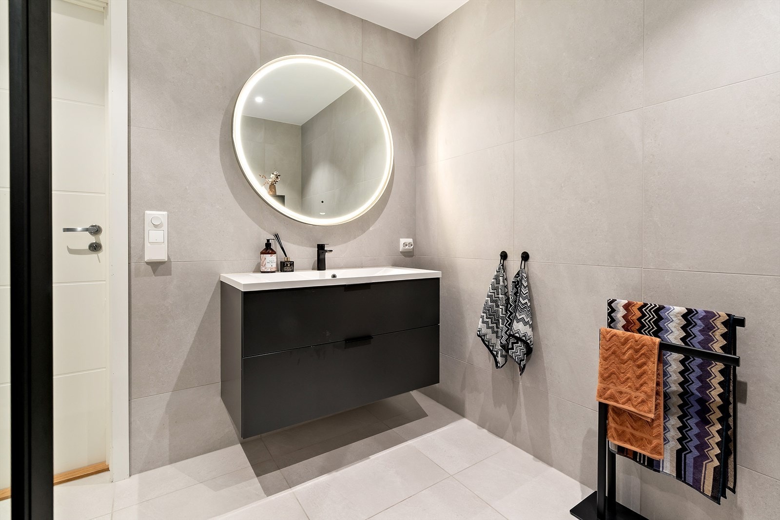 Badet er helfliset med et flott baderomsmøbel med heldekkende servant og speil med integrert belysning. Galleribilde