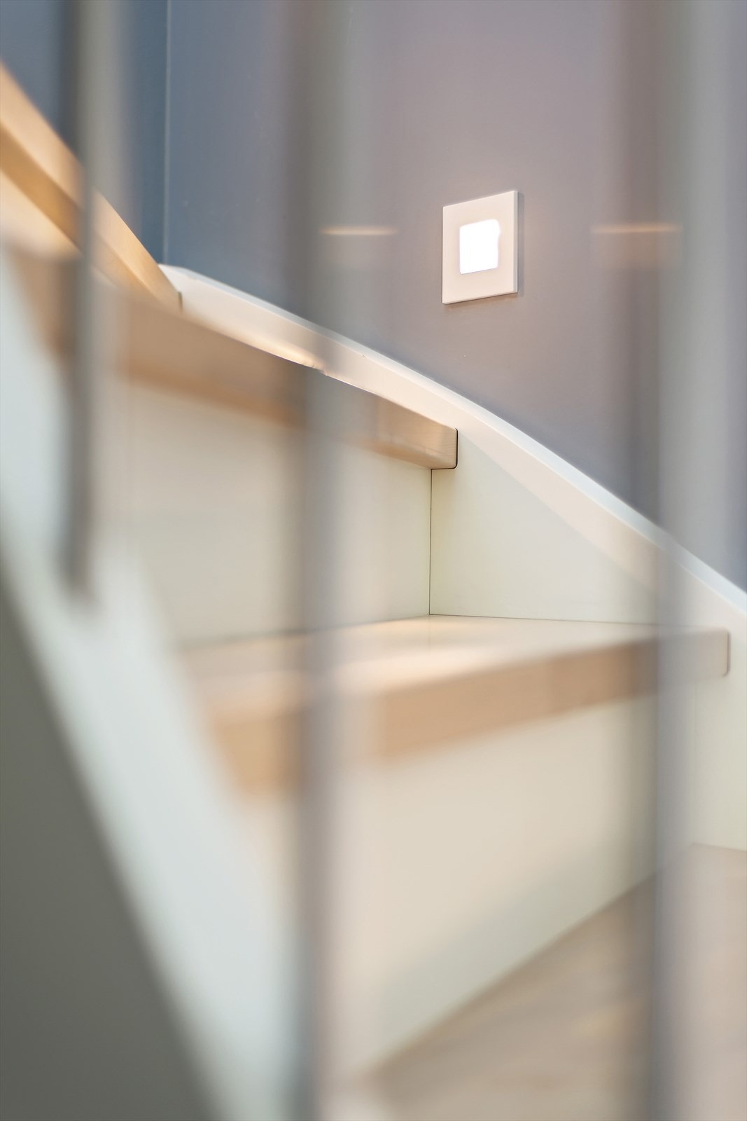 Legg merke til de innfelte lysene i veggen langs trappen! Galleribilde