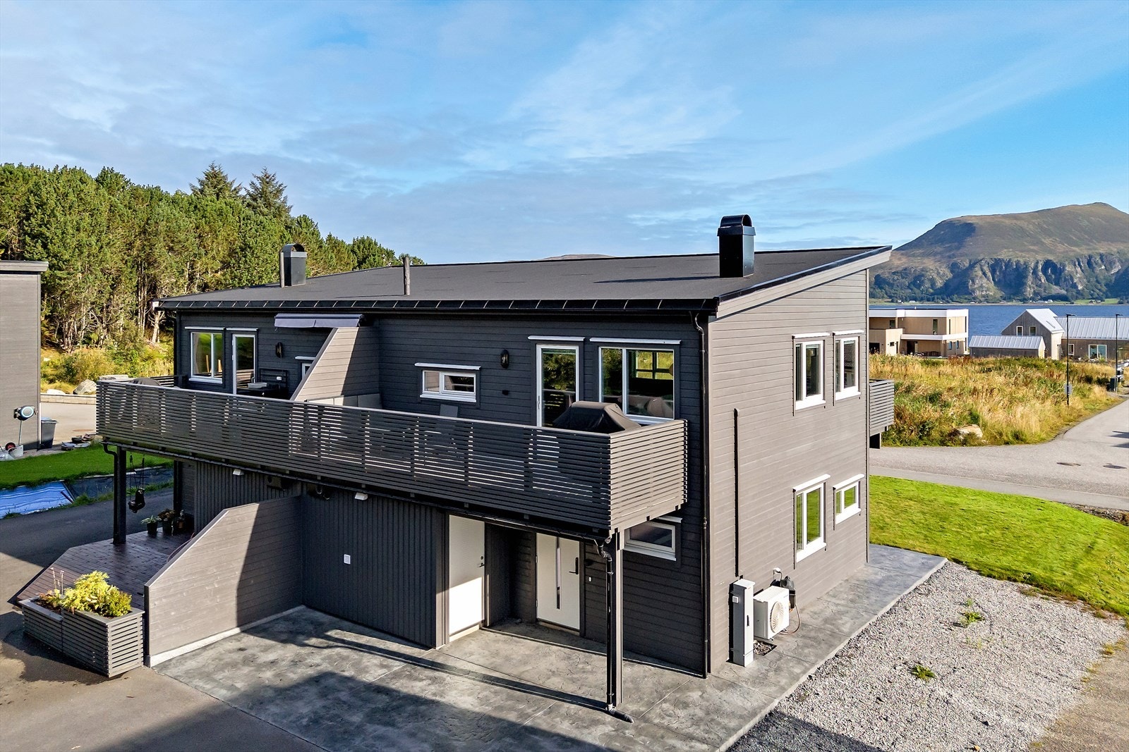 Boligen har veranda på begge sider av boligen, hage og en flott markterrasse av dekorbetong foran inngangspartiet. Galleribilde