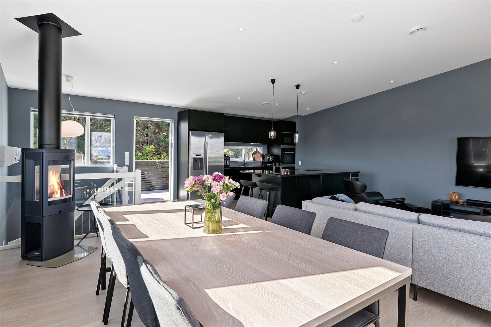 Legg merke til at det er listefritt i overgangen mellom vegger og himling, downlights i himling og den ekstra gode takhøyden. Galleribilde