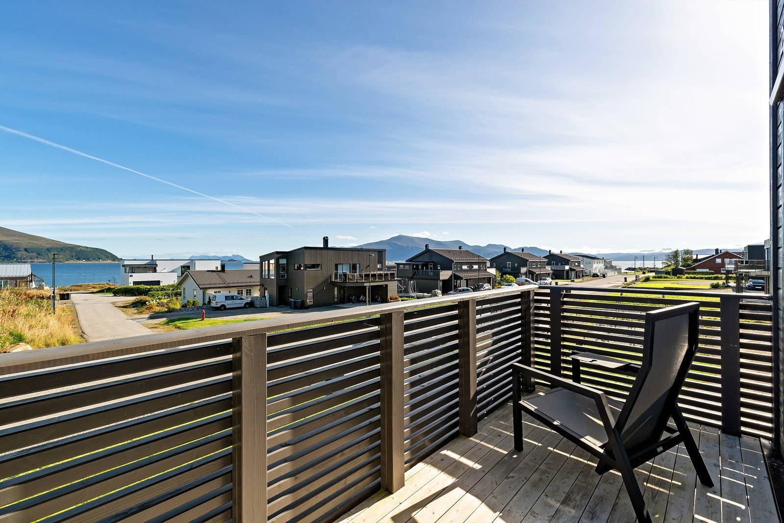 Verandaen mot nordøst har nydelig utsikt over til Nordøyene og fjorden. Galleribilde