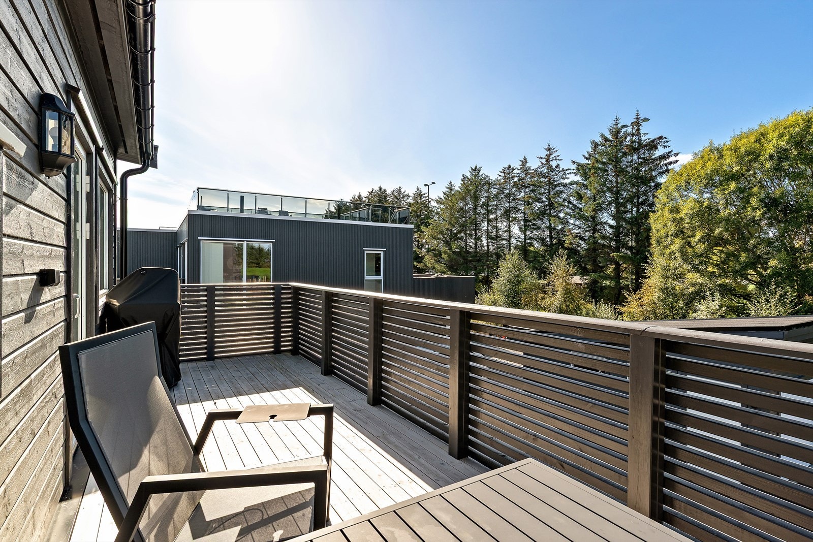 Her er det plass til sittegruppe og grillen. Galleribilde