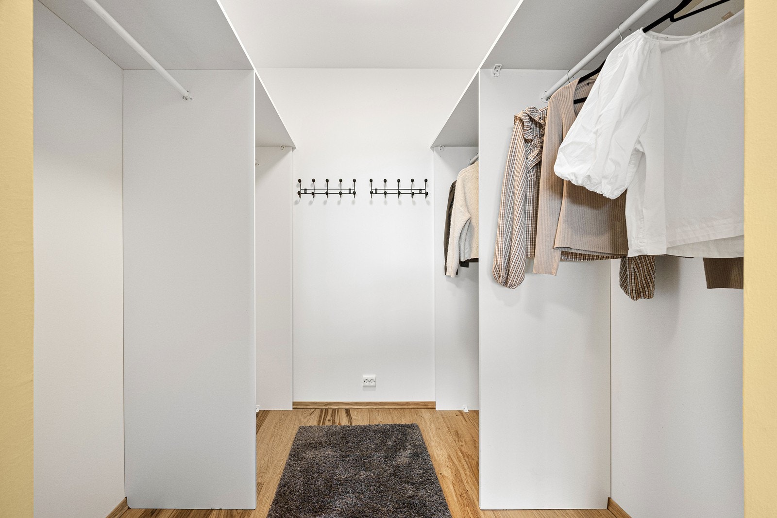Garderobe med faste hengeskap tilknyttet soverom 1 Galleribilde