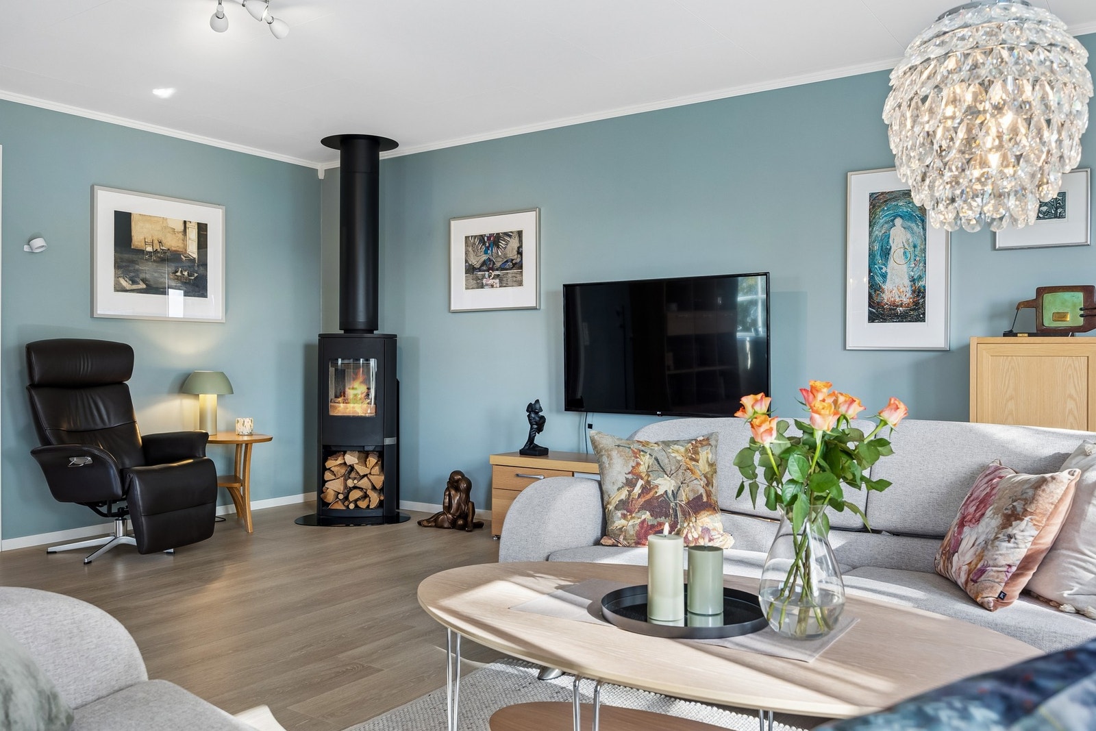 Den koselige peisen bidrar til ekstra varme og atmosfære på kjølige kvelder, og fungerer som et naturlig samlingspunkt for hele familien. Galleribilde