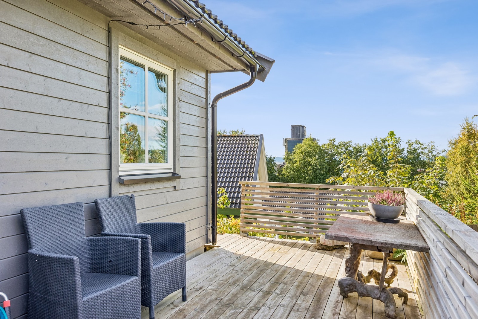 En hyggelig sittegruppe utendørs innbyr til lange og gode sommerkvelder sammen med dem du er glad i. Galleribilde
