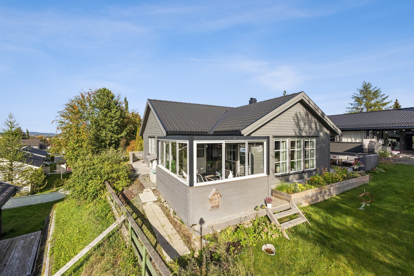Boligen møter deg med en tiltalende og velholdt fasade kledd i liggende trekledning. Den rene arkitekturen og de gjennomtenkte detaljene gir et solid og innbydende førsteinntrykk allerede fra veien. Galleribilde