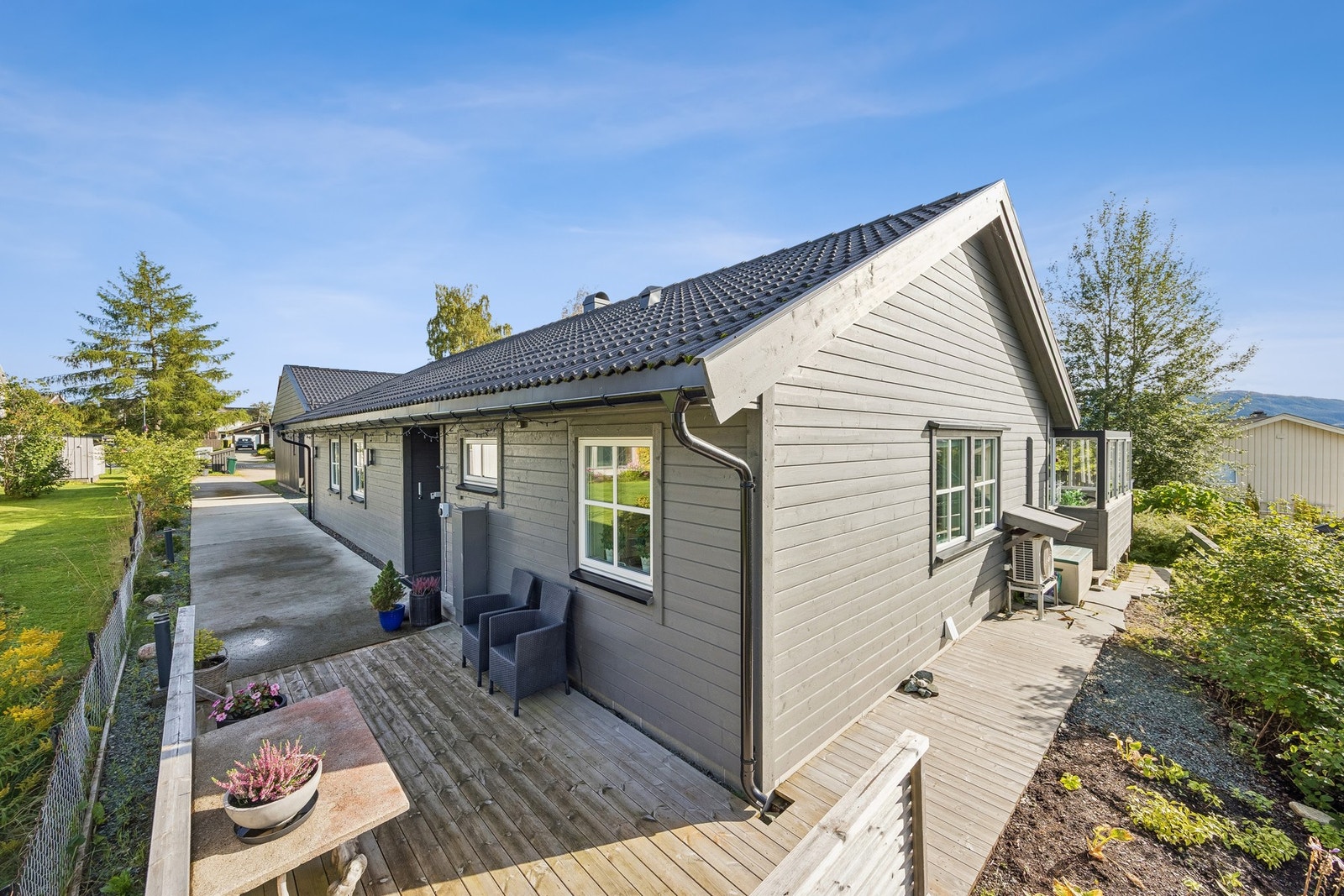 Sett fra en annen vinkel kommer boligens klassiske saltaksform og harmoniske proporsjoner tydelig frem. En tidløs arkitektur som vil glede i mange år fremover. Galleribilde