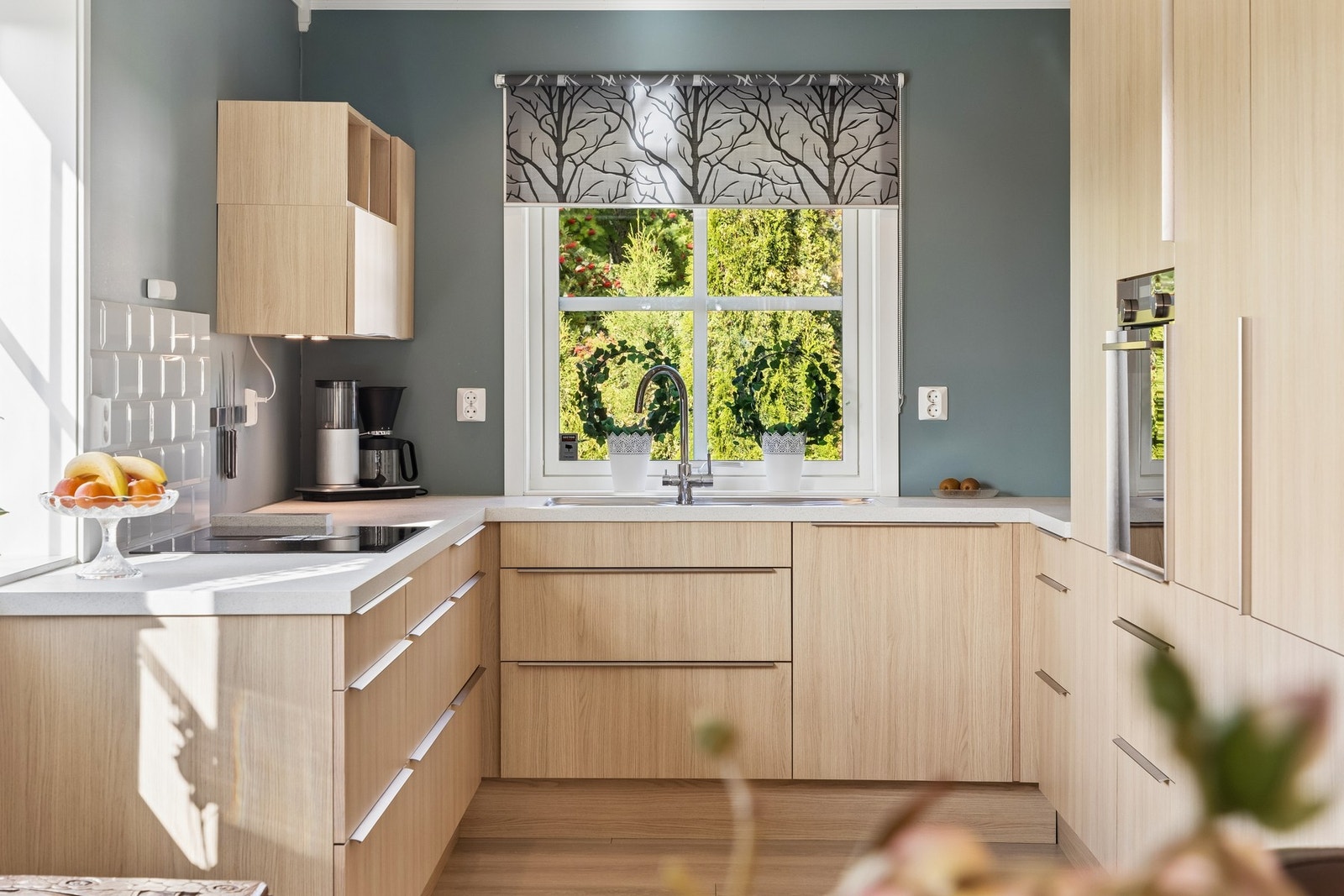 Kjøkkenet fremstår moderne og stilrent med glatte fronter og benkeplate i laminat - en praktisk og innbydende løsning som gjør matlagingen til en fornøyelse. Galleribilde