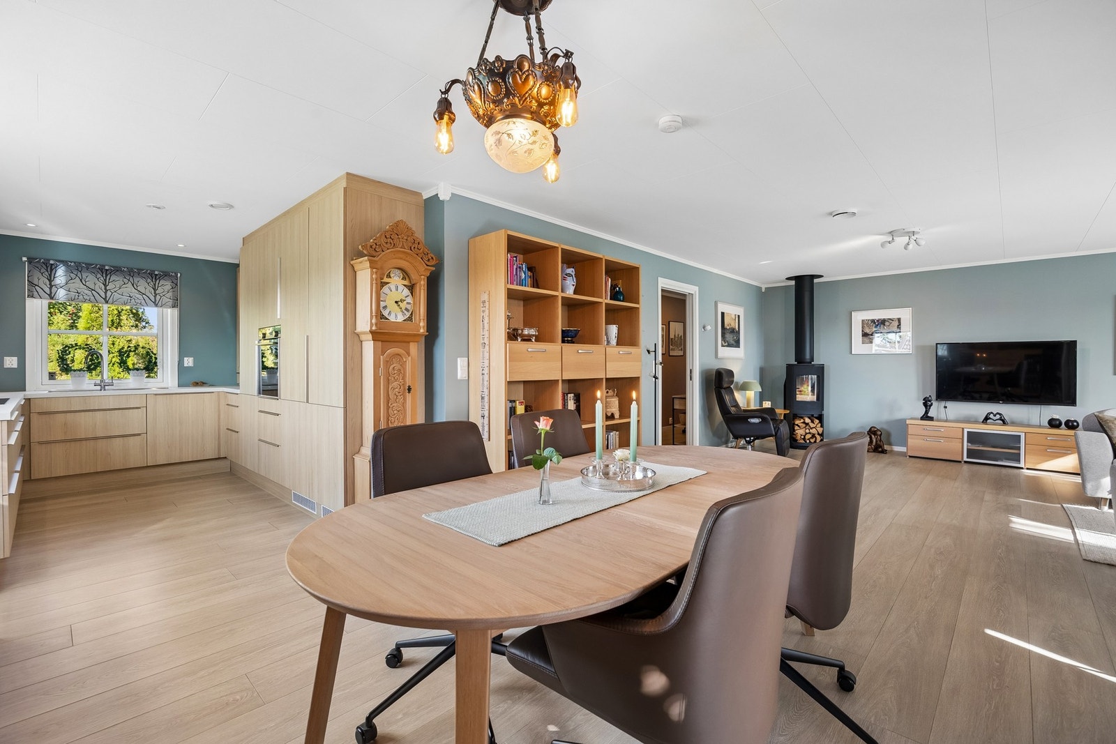 I forlengelse av stuen finner du en trivelig spiseplass, perfekt for alt fra rolige hverdagsmiddager til hyggelige middagsselskap med god plass til alle. Galleribilde