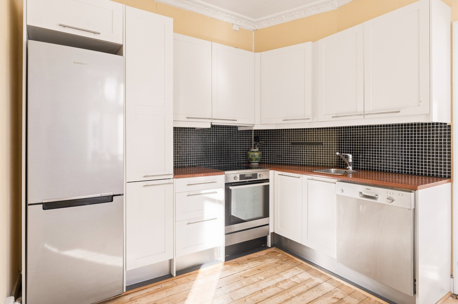 Praktisk kjøkken med god skap- og benkeplass. Galleribilde