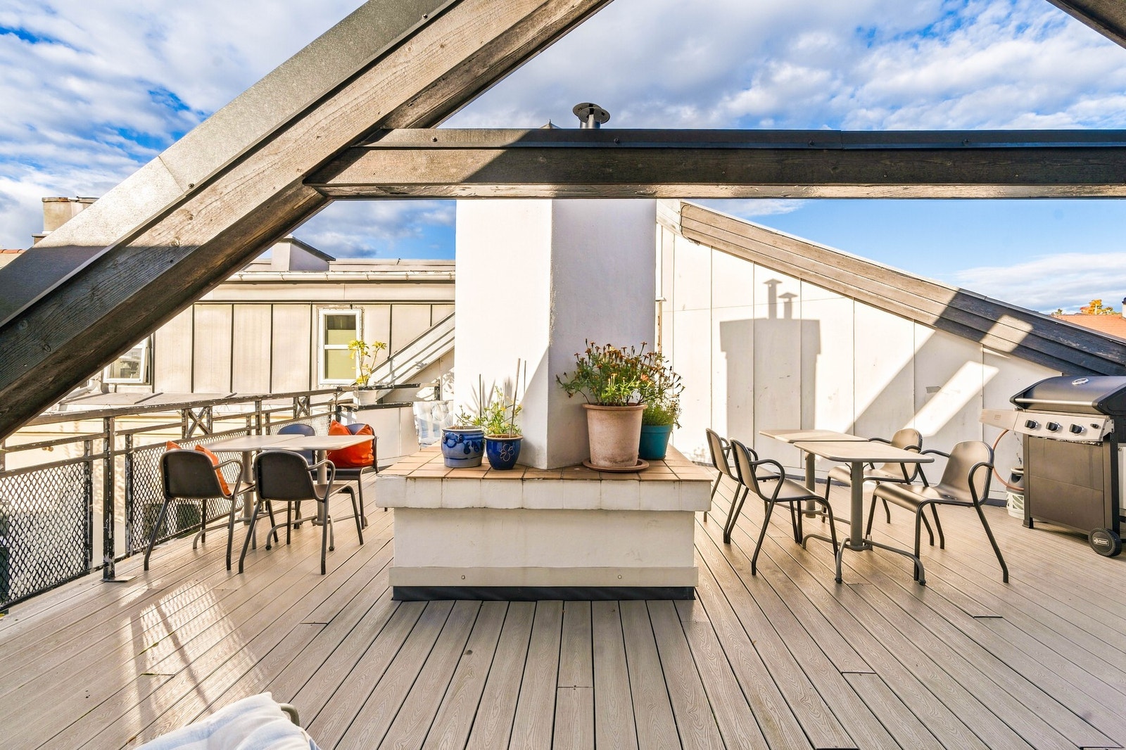 Her er det god plass til sitteplasser og sosialt samvær, og terrassen gir et fint utsiktspunkt over nærområdet. Galleribilde