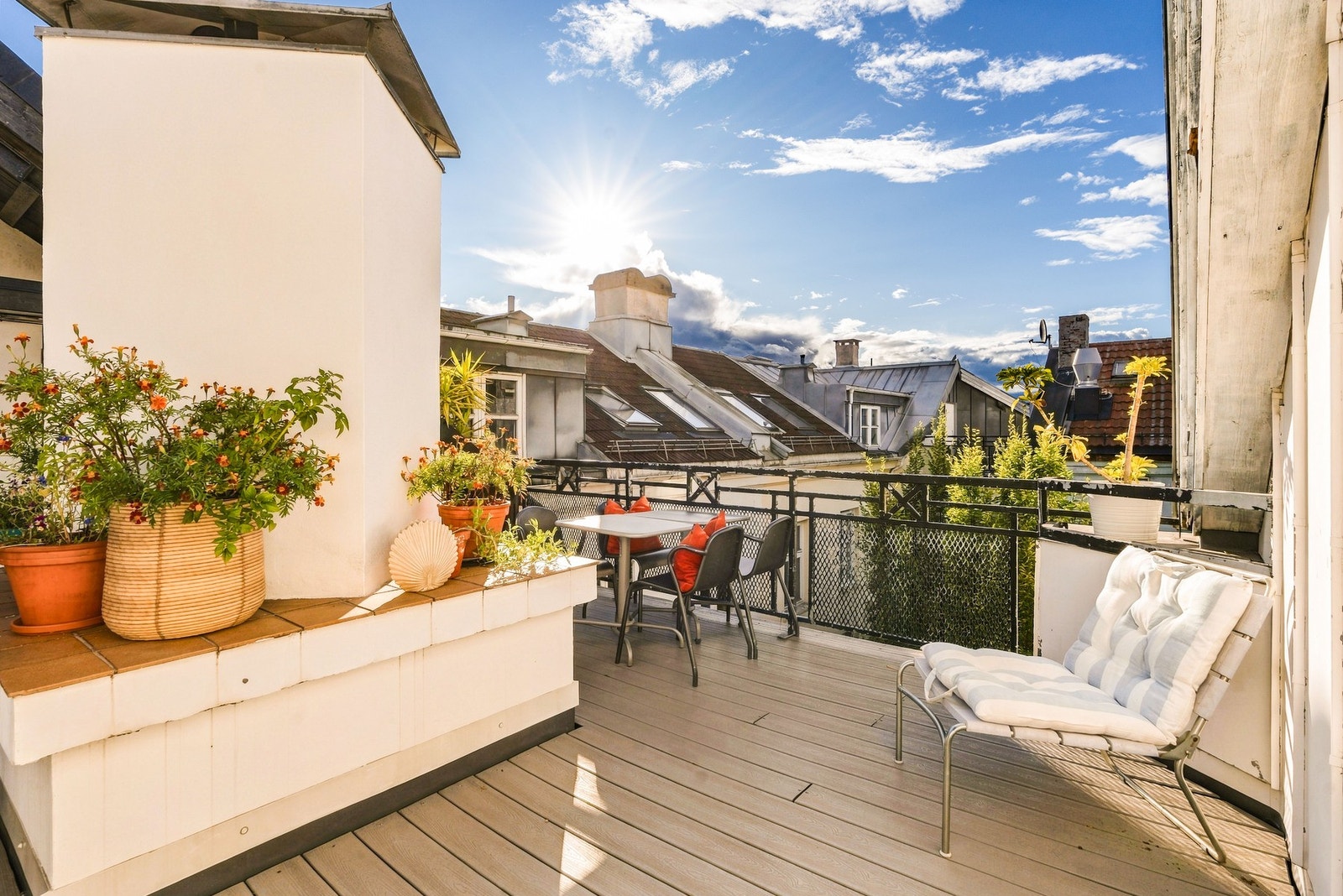 Nyt sommerdagene på byggets felles takterrasse. Galleribilde