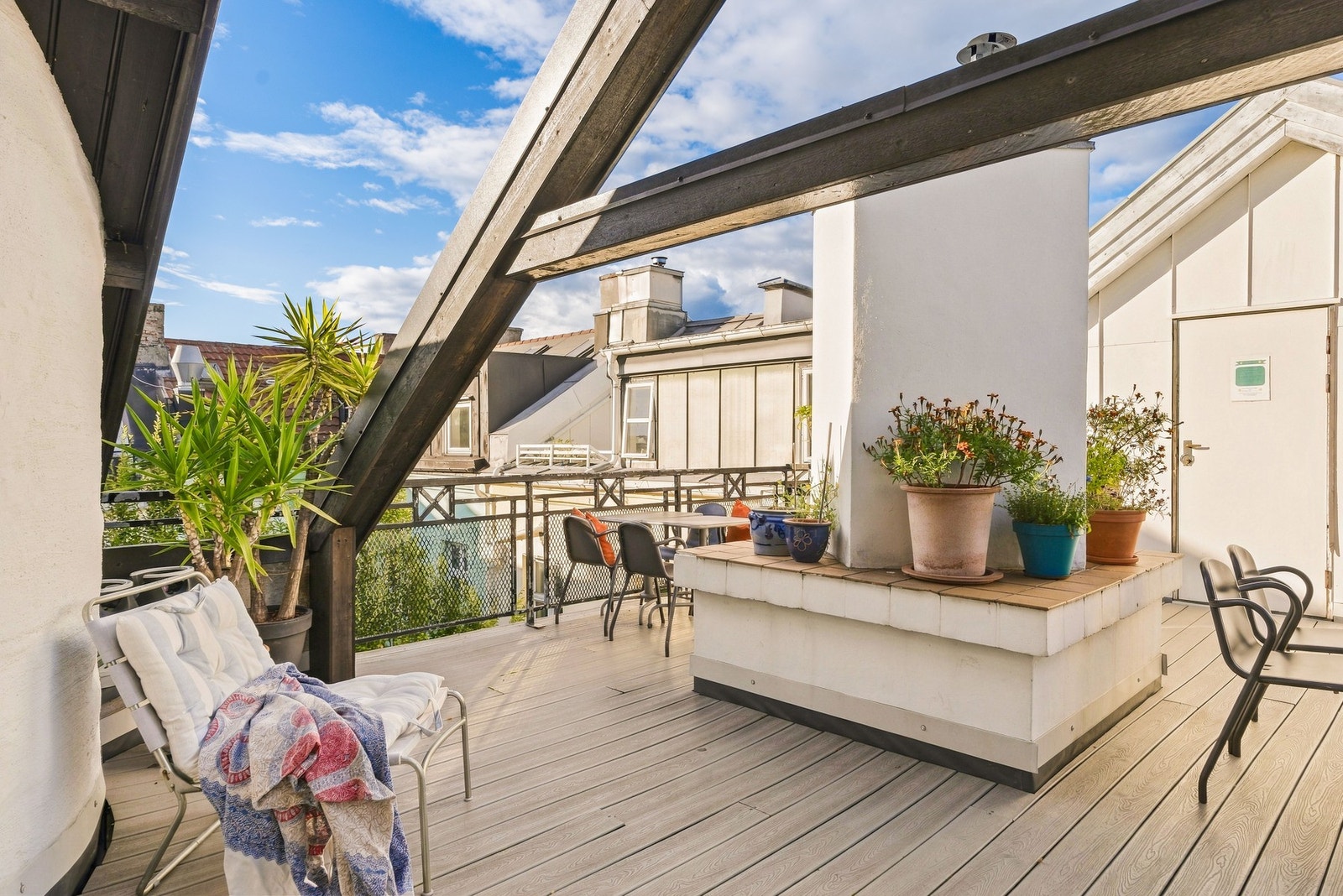 Beboerne har tilgang til en flott felles takterrasse, som byr på et ekstra uterom med gode muligheter for å nyte solrike dager og hyggelige stunder utendørs. Galleribilde