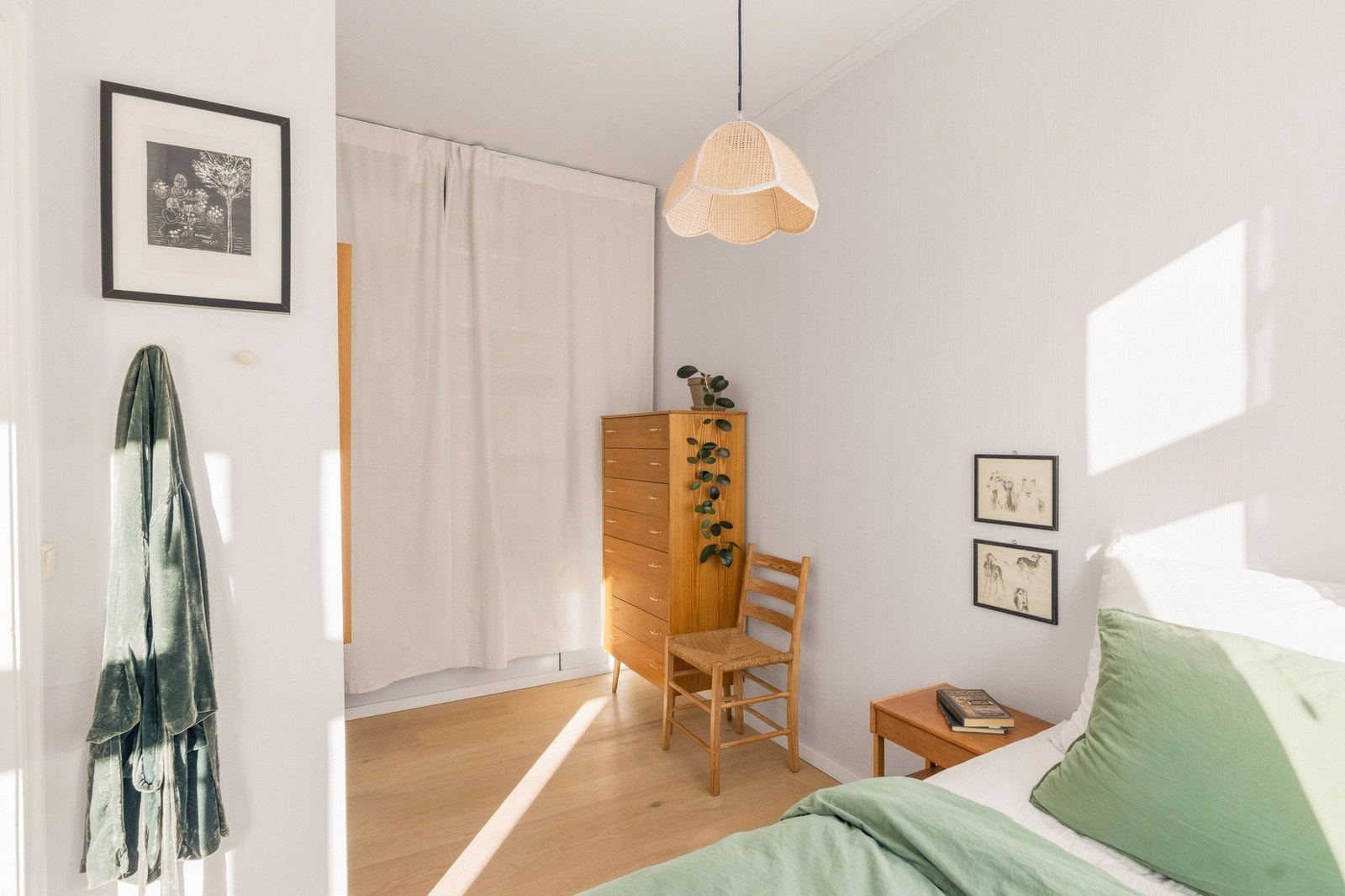 Et innbydende rom med god plass innredet garderobe. Galleribilde