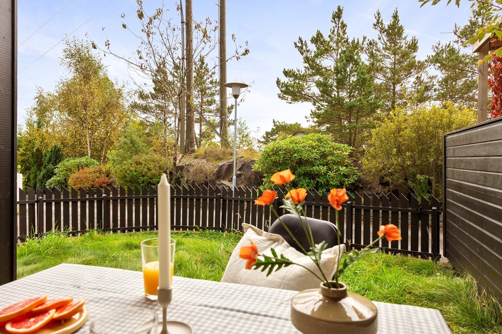 - Fra det ene soverommet er det tilkomst til en flott terrasse med en herlig hage - Galleribilde