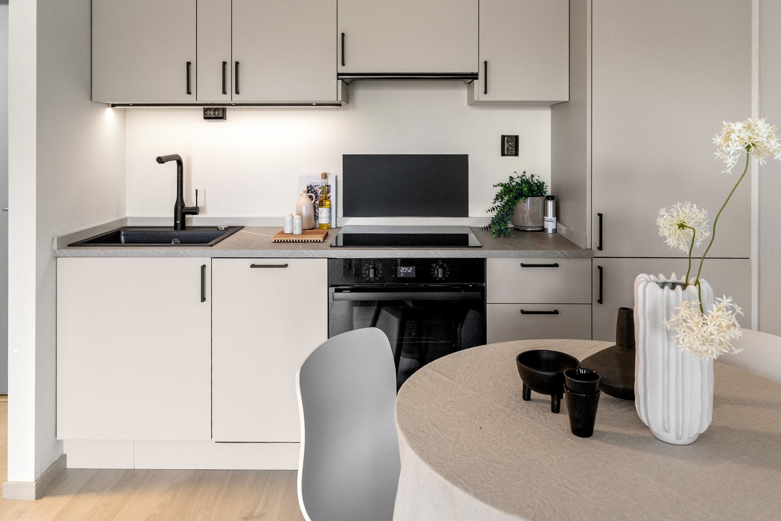 Kjøkkeninnredningen er utstyrt med glatte, lyse fronter med benkeplate i laminat med nedfelt kum, samt belysning under overskap.
Kjøkkeninnredningen er utstyrt med glatte, lyse fronter med benkeplate i laminat med nedfelt kum, samt belysning under overska Galleribilde