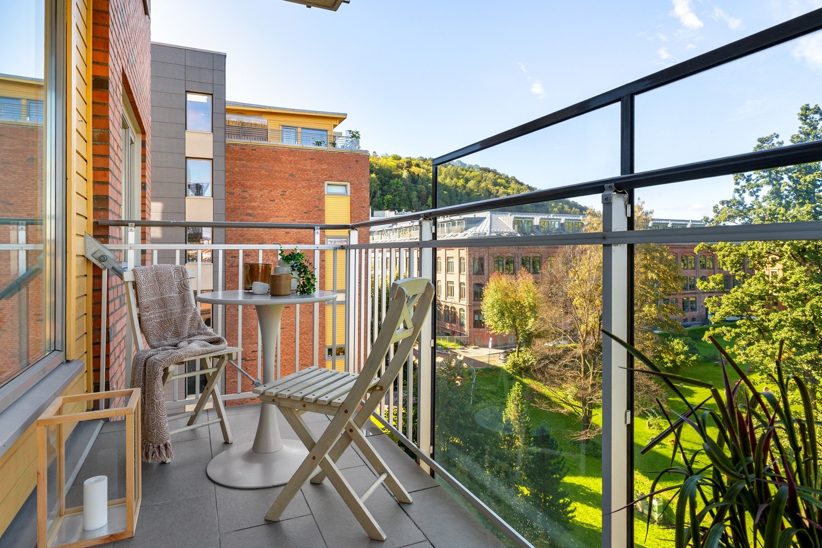 Fra stuen har du direkte tilgang til vestvendt balkong på ca. 5 m² med meget gode solforhold. Galleribilde
