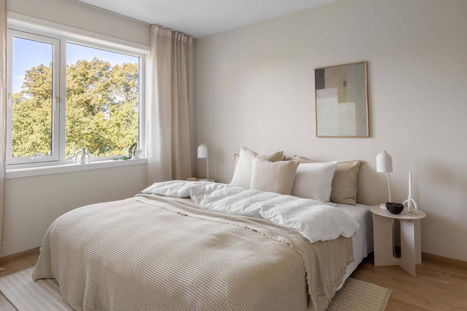 Romslig og innbydende hovedsoverom med god plass til stor dobbeltseng, nattbord og annet ønsket møblement. Galleribilde