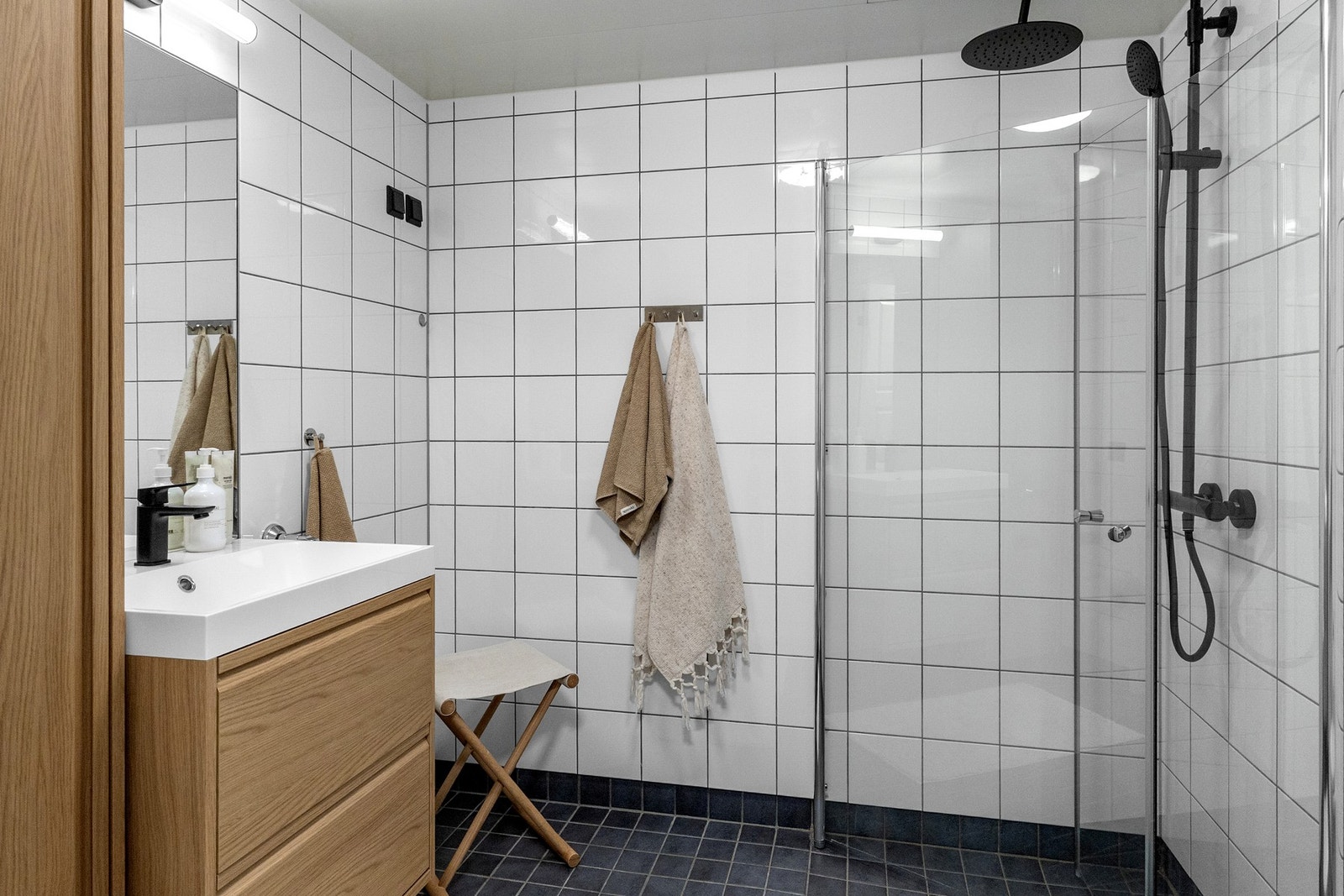 Innbydende og delikat flislagt baderom med gulvvarme, samt opplegg for vaskemaskin. Galleribilde