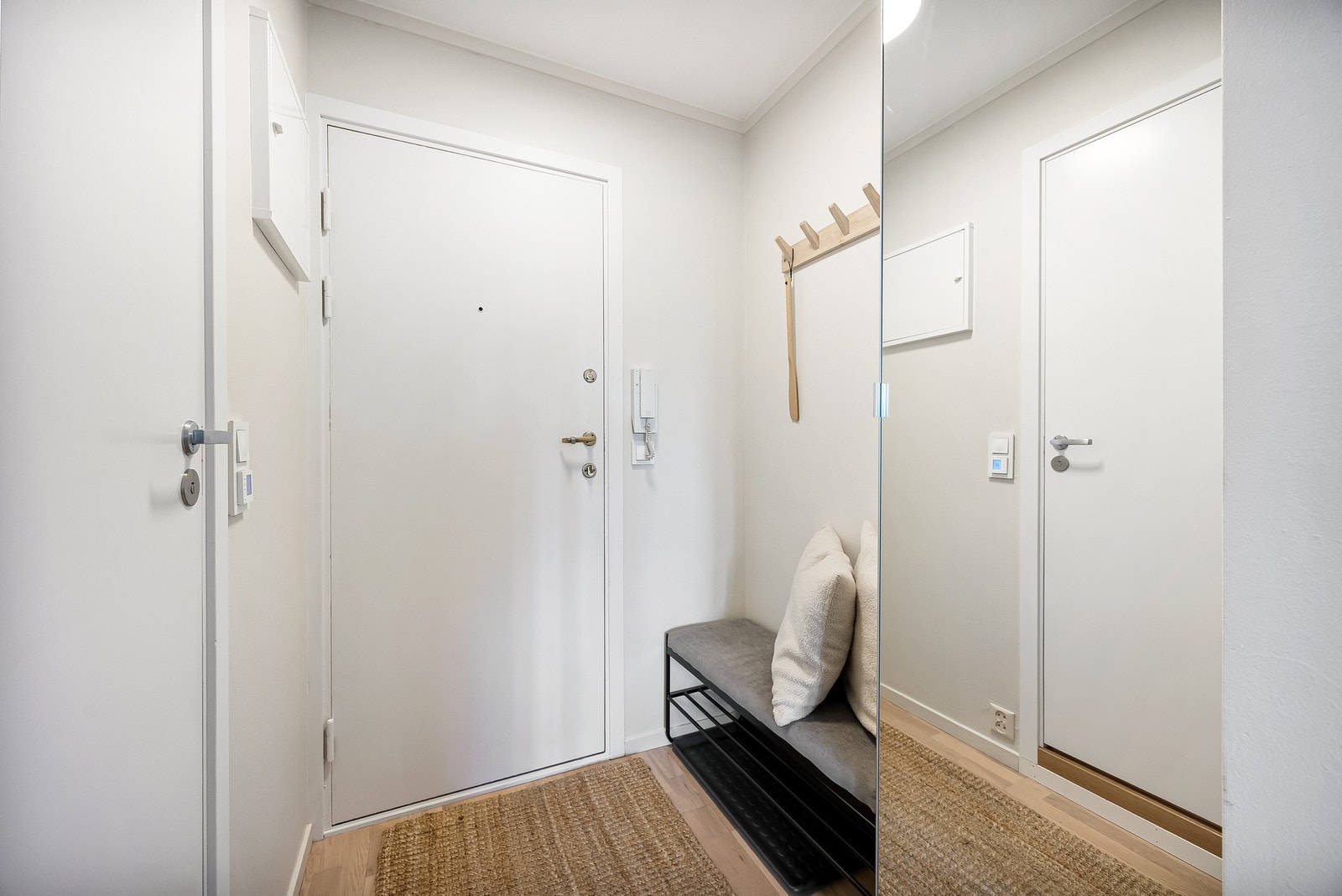 Velkommen inn! Leiligheten har en innbydende entré/gang som gir en ryddig adkomst videre inn i boligen. Galleribilde