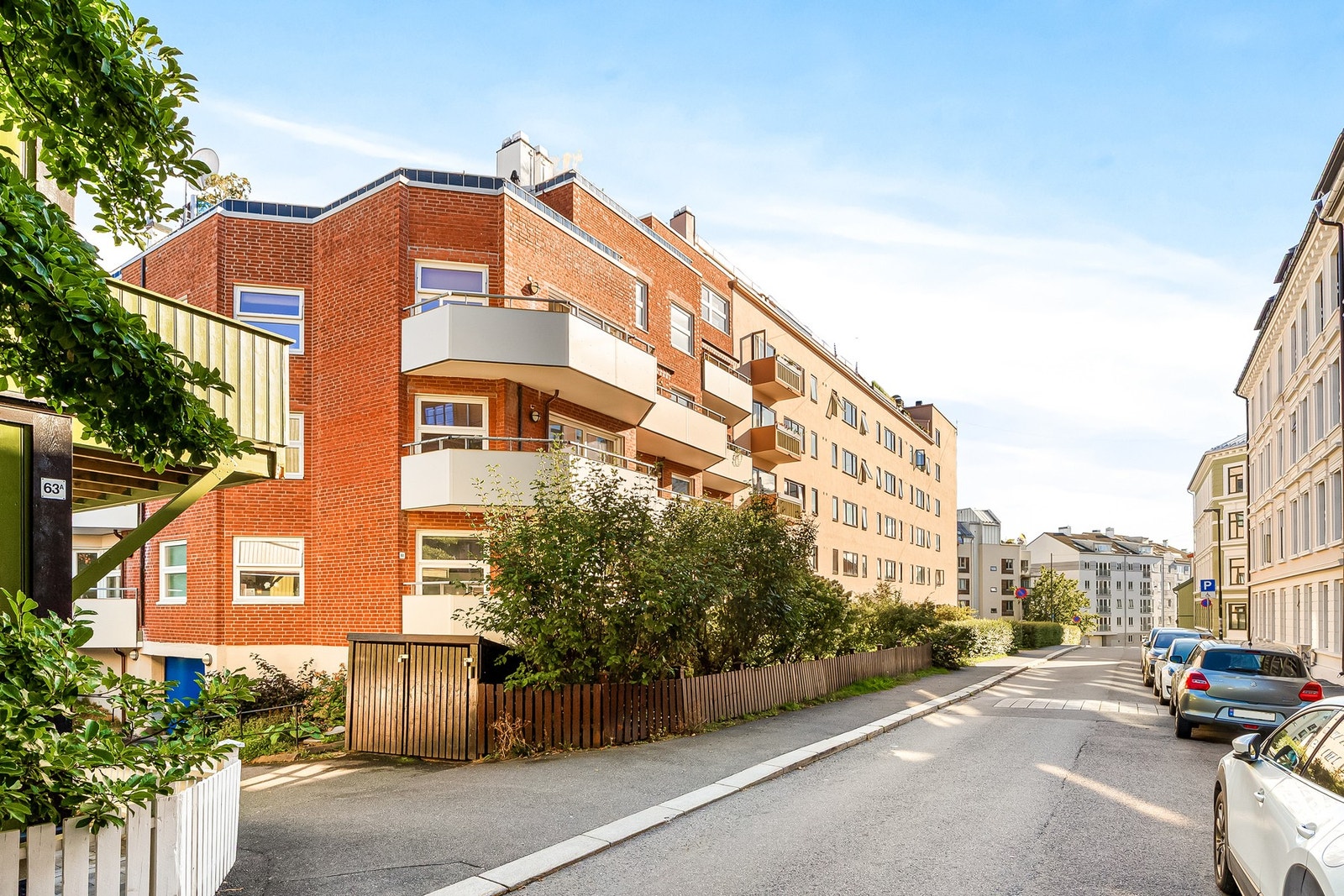 Leiligheten ligger i en høy og luftig 1. etasje som føles ut som en 2. etasje. Galleribilde