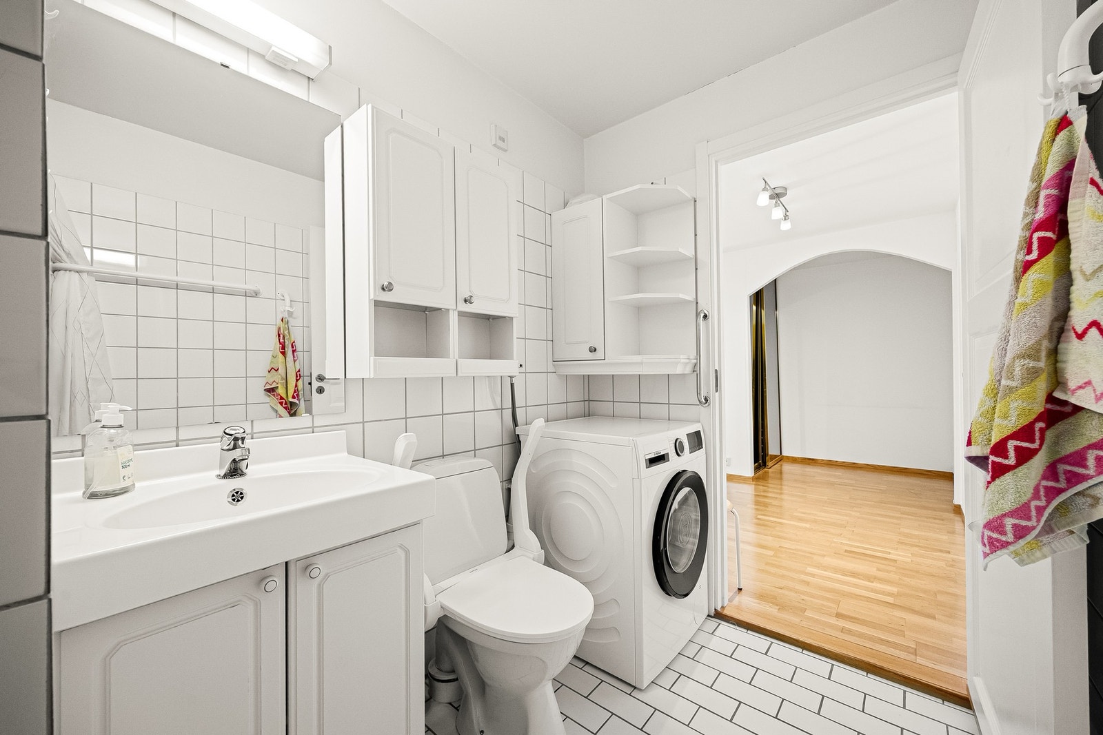 Baderom med vegghengt servantskap og wc. Galleribilde