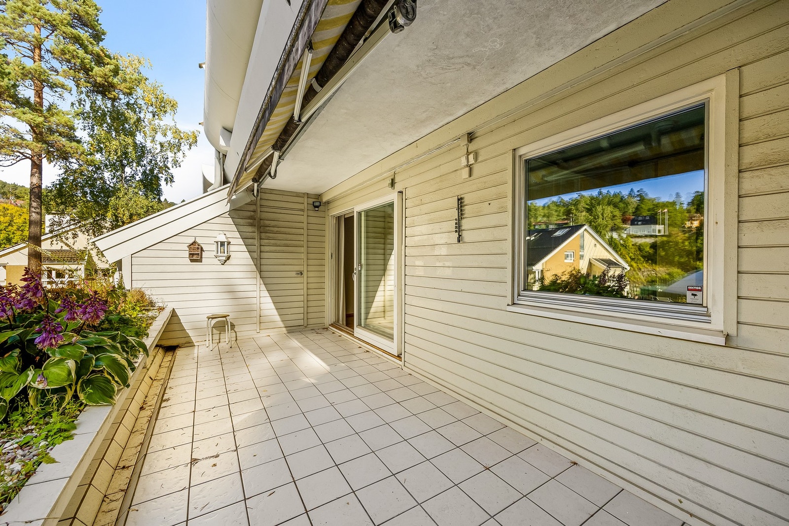 I tilknytning til terrassen følger en praktisk utvendig bod på ca. 3 m², som gir gode oppbevaringsmuligheter. Galleribilde