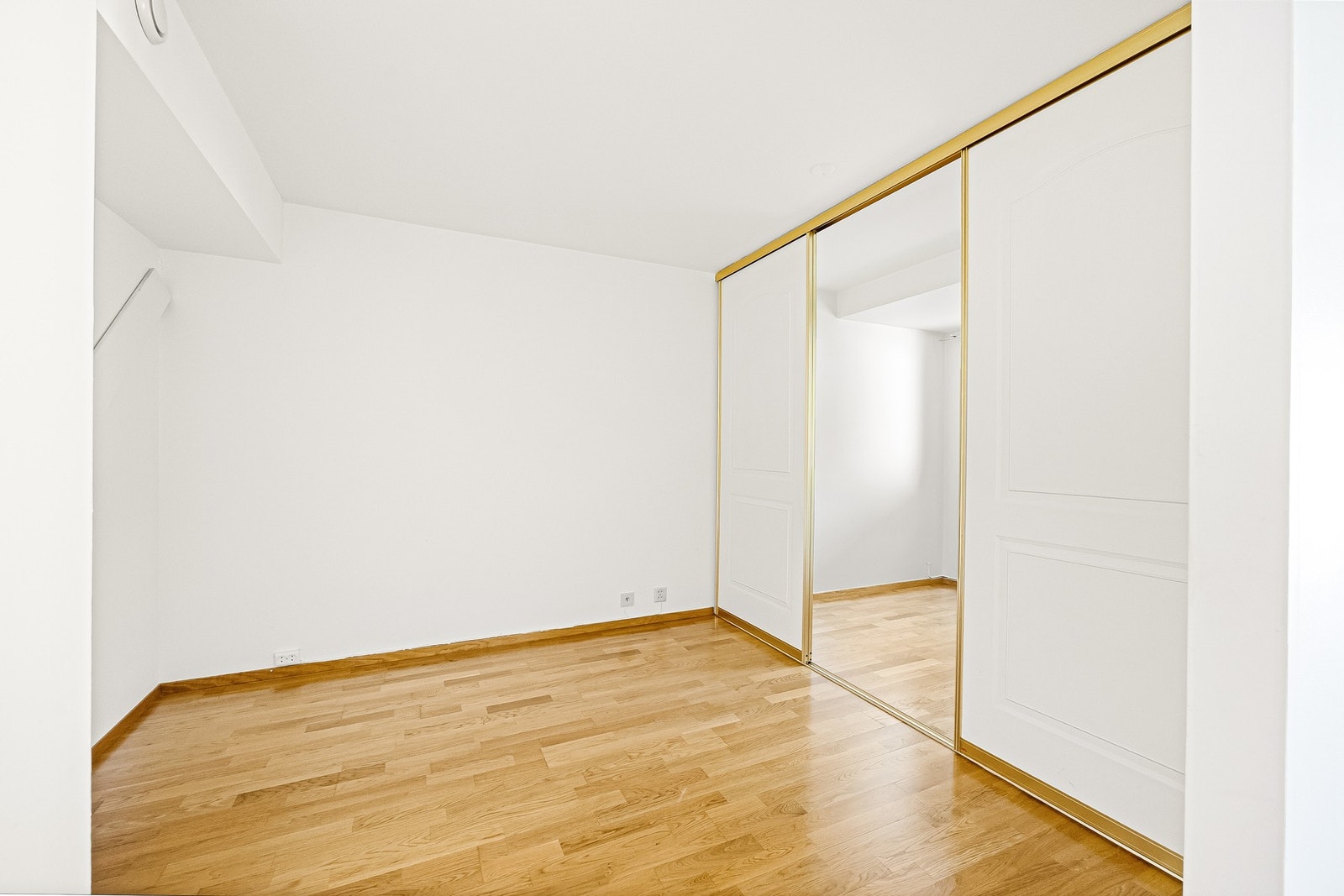 Det er god plass til dobbeltseng med tilhørende nattbord, samtidig som rommets størrelse gir mulighet for ytterligere møblering etter behov. Galleribilde