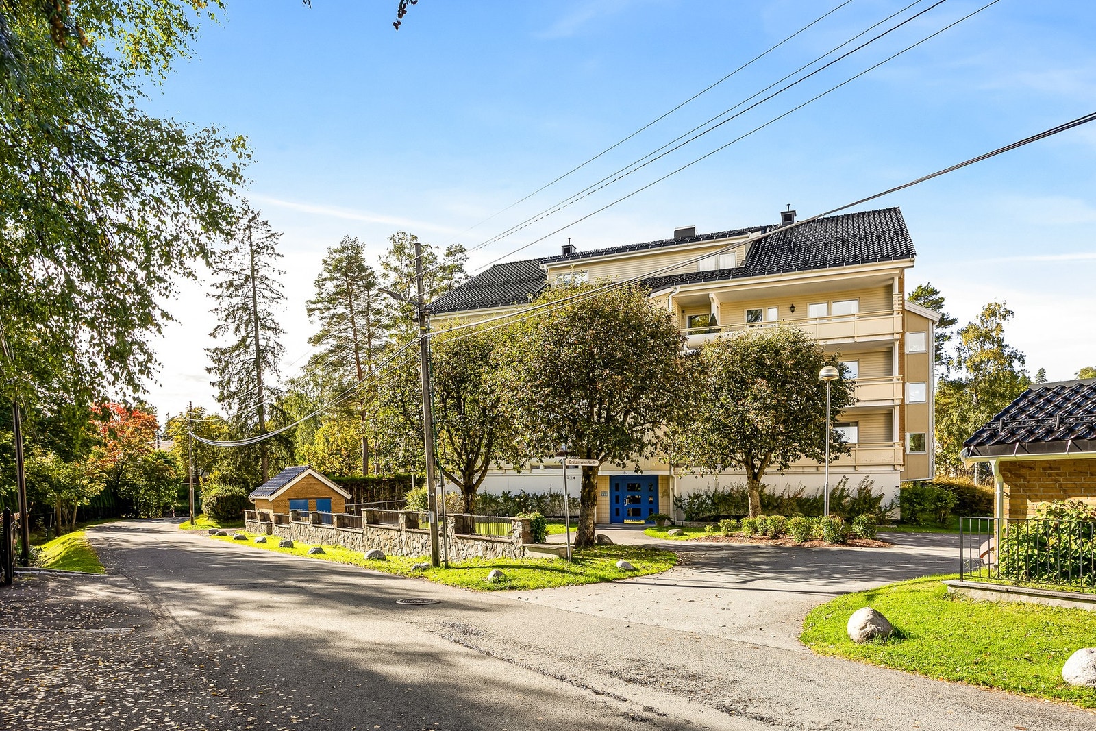 Leiligheten tilhører et veletablert sameie, med flotte fellesarealer og pent opparbeidet uteområde. Galleribilde