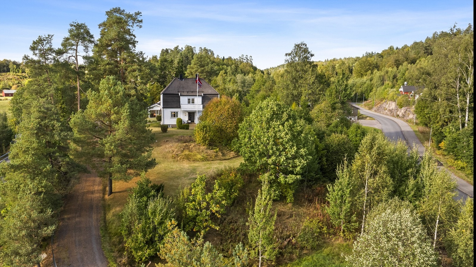 Fra boligen er det gang/sykkelsti helt frem til skole og dagligvarehandel i Andebu Galleribilde