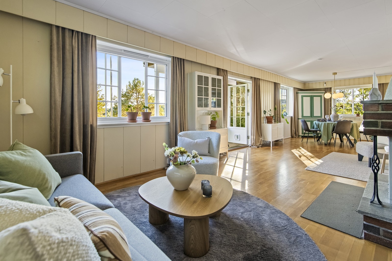 Fra denne stuen er det også adkomst ut til terrasse som vender mot syd/vest Galleribilde