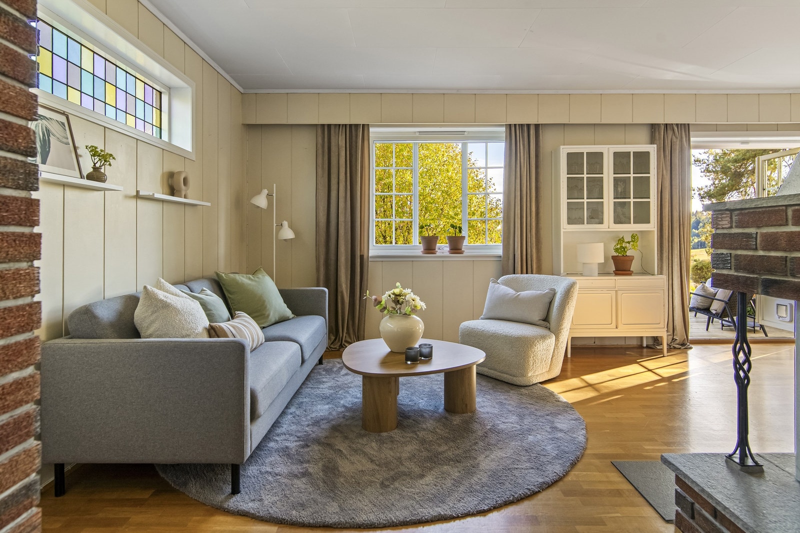 Videre inn til den sosiale sittestuen som er kombinert med spisestue Galleribilde