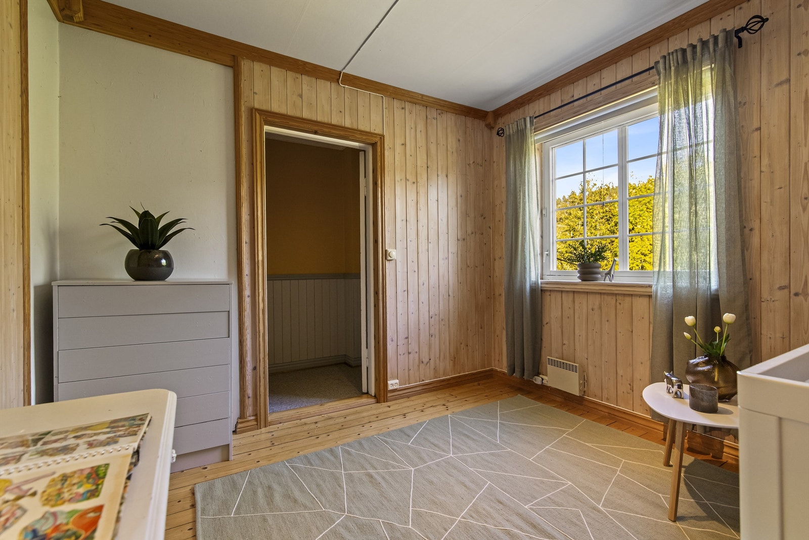 Romslig soverom med egen gang som praktisk kan brukes som garderobe Galleribilde