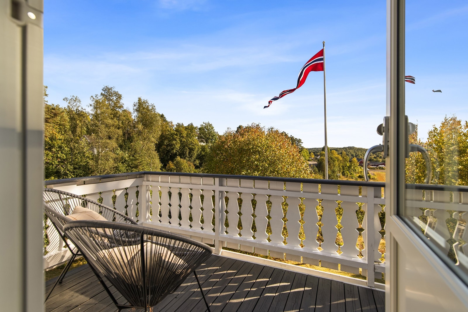 Fra hovedsoverom er det adkomst ut til balkong med plass til sittegruppe Galleribilde